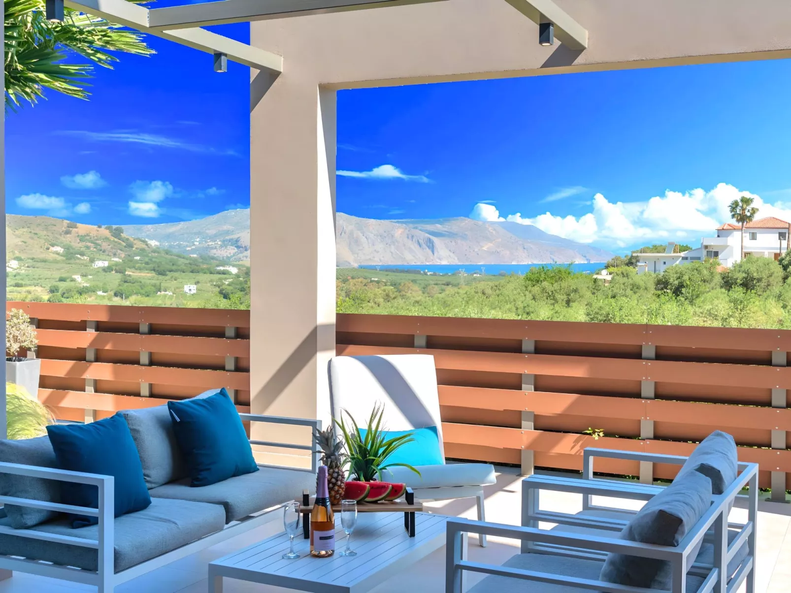 Villa "Minoas Grand" mit Blick auf das Wasser - Binnen