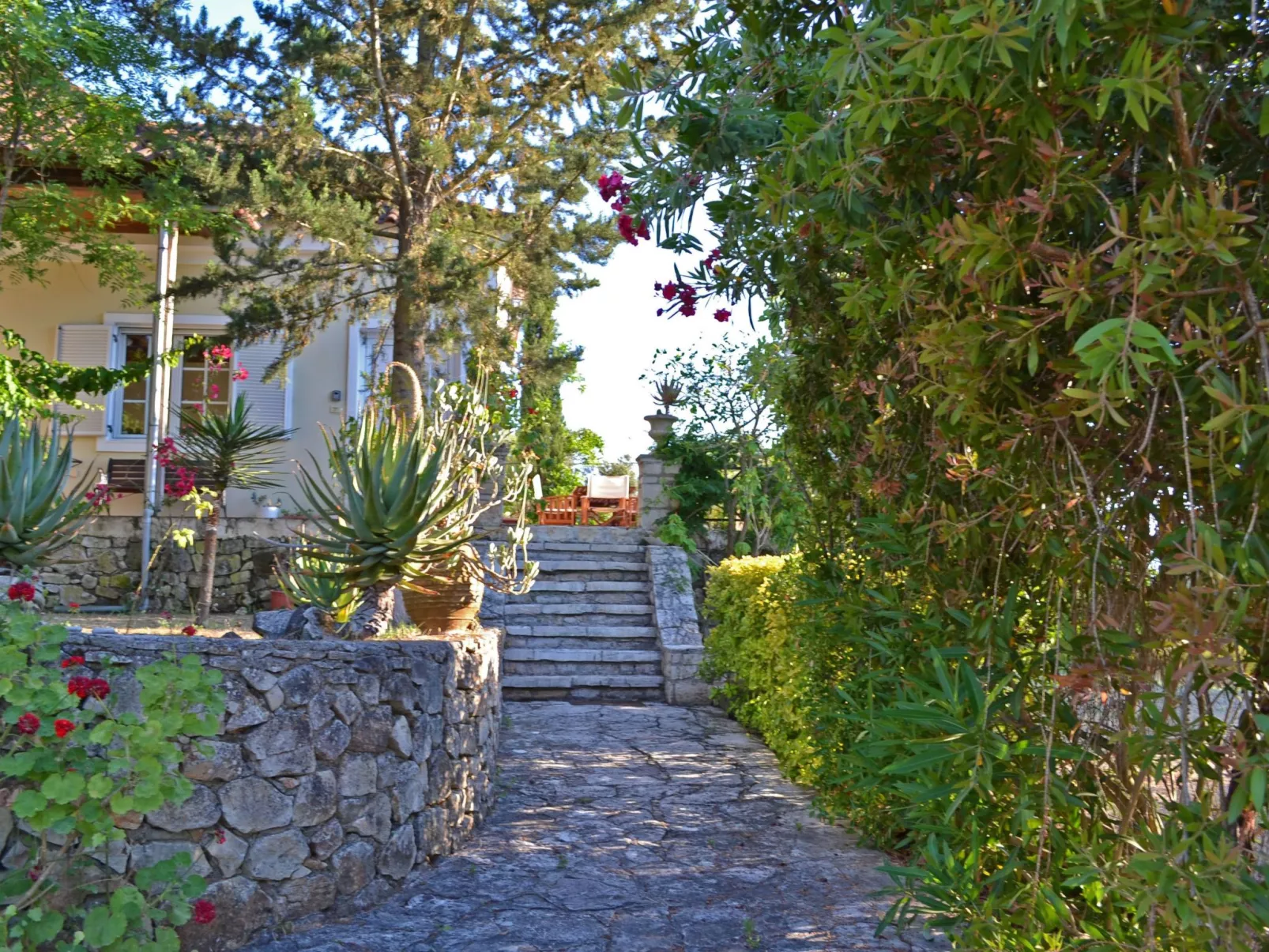 Anwesen mit Garten, Grill und Terrasse - Buiten