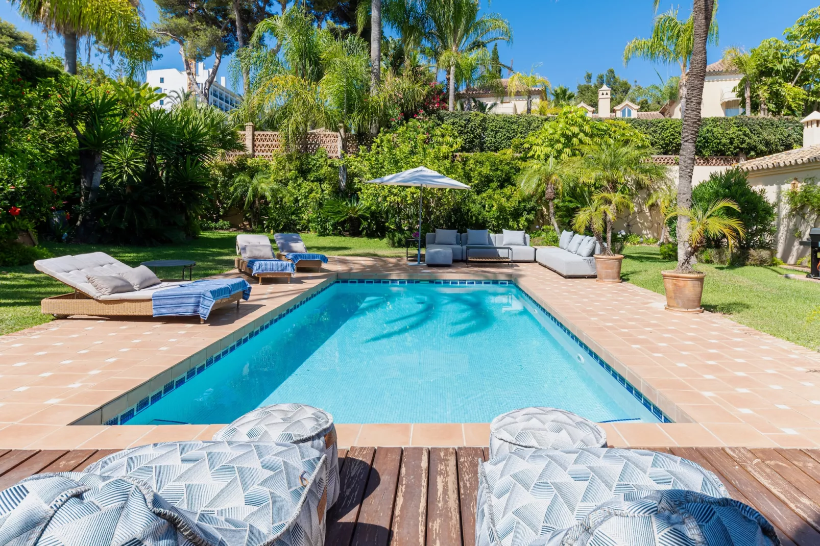 Charming Andalusian-Style Beach Villa - Terras