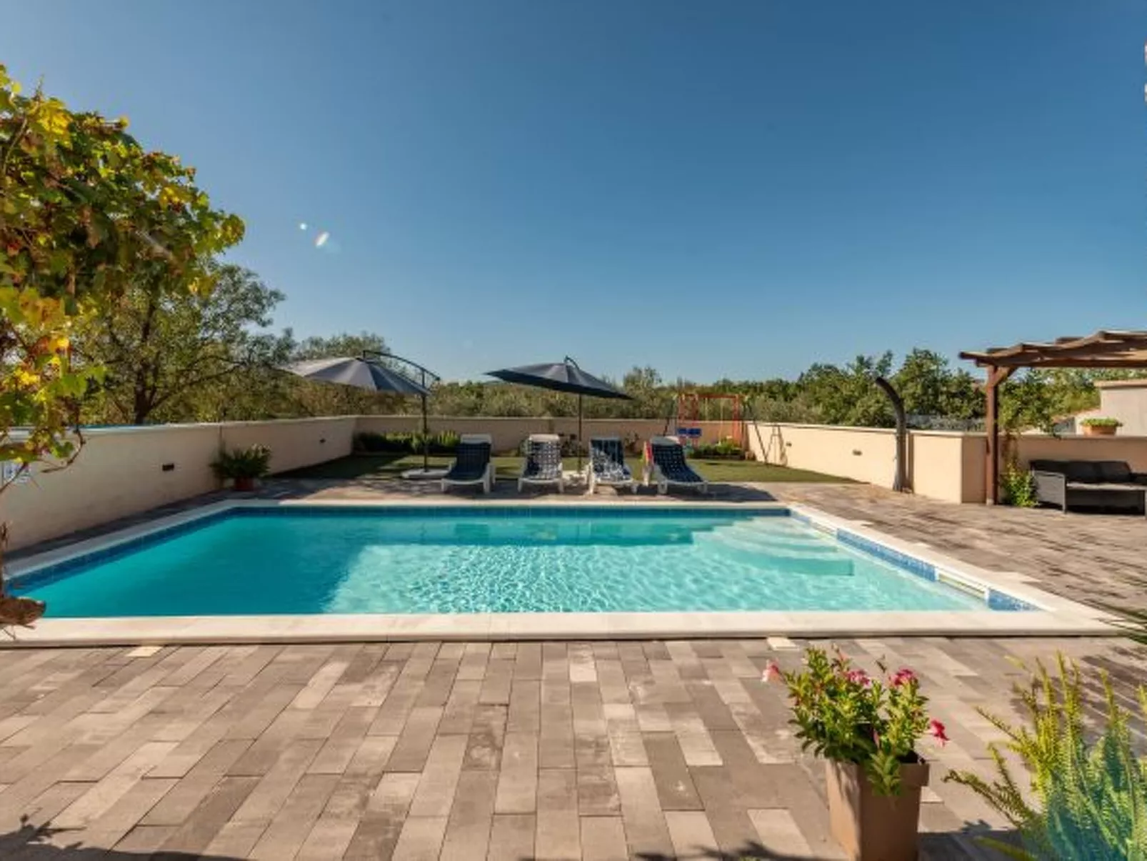 Holiday House Laetitia with pool - Image-tags.info