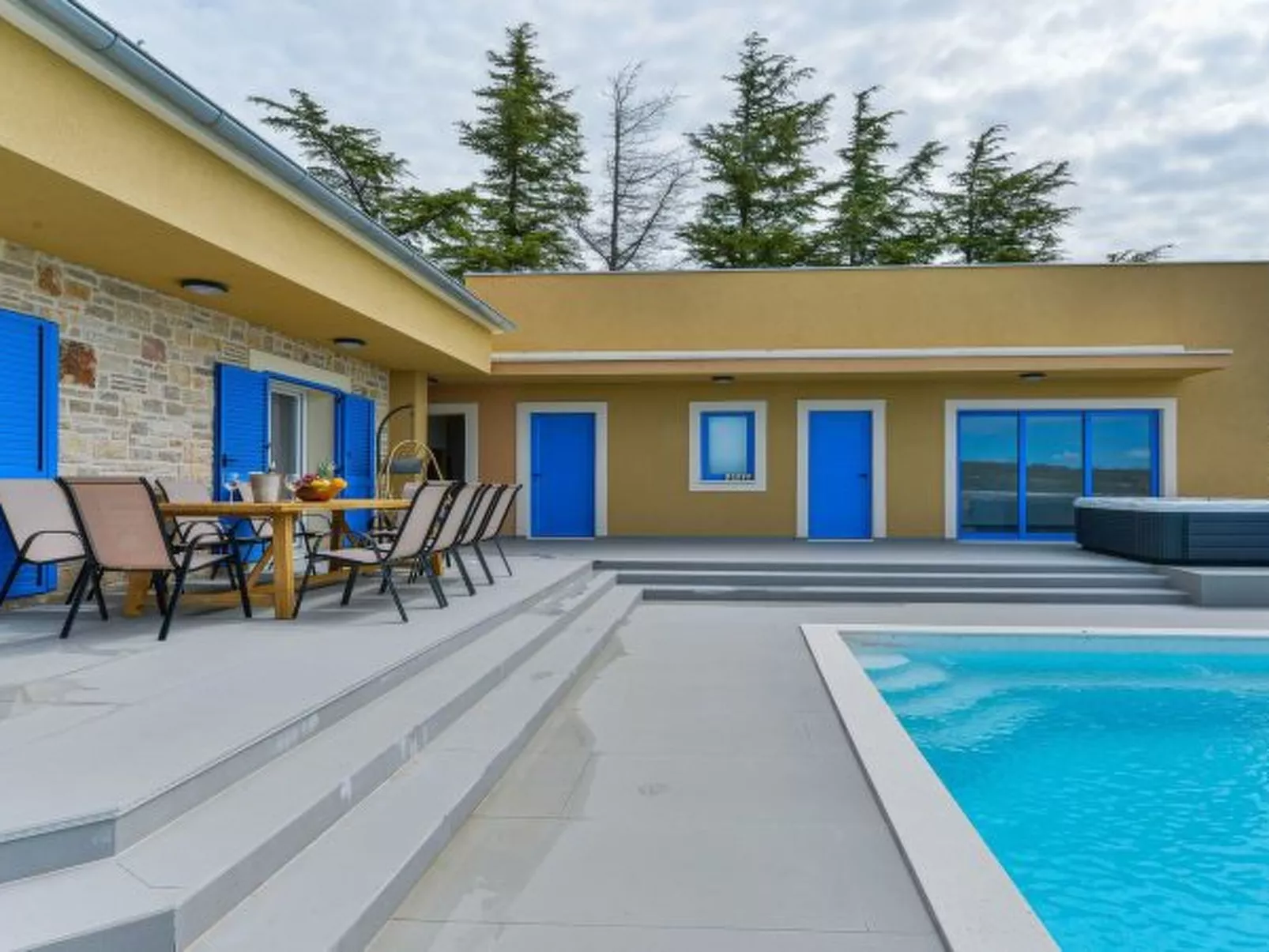 Villa RE with heated pool and spa - Image-tags.info