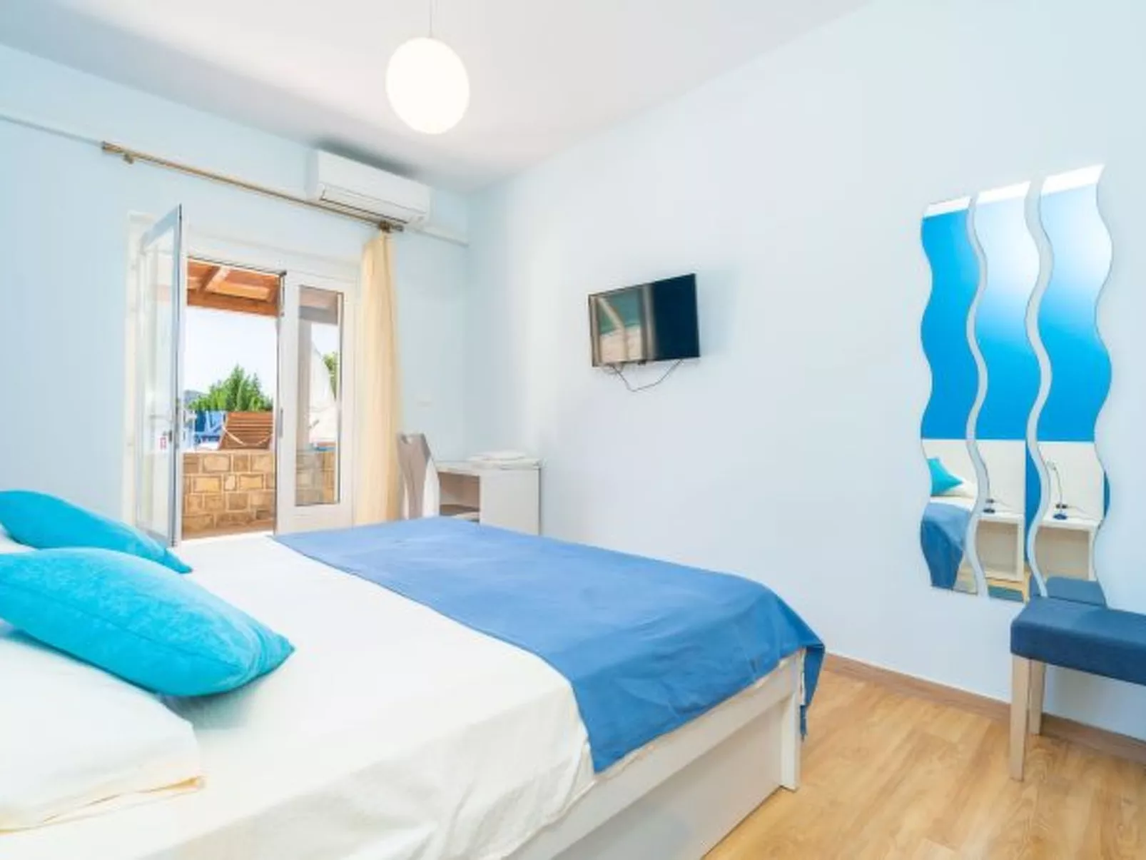 Beachfront Apartment house Hon with pool - Binnen