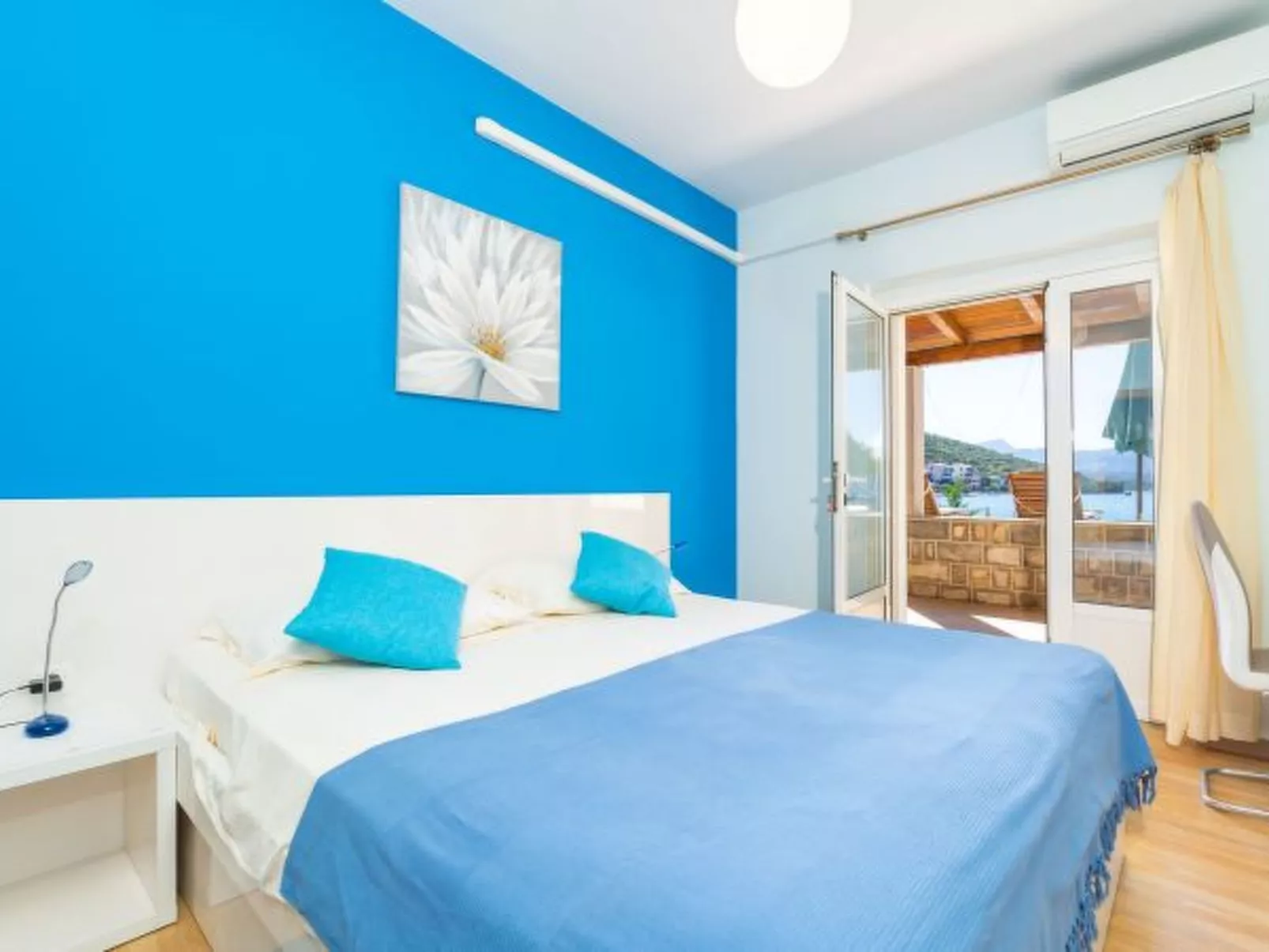 Beachfront Apartment house Hon with pool - Binnen