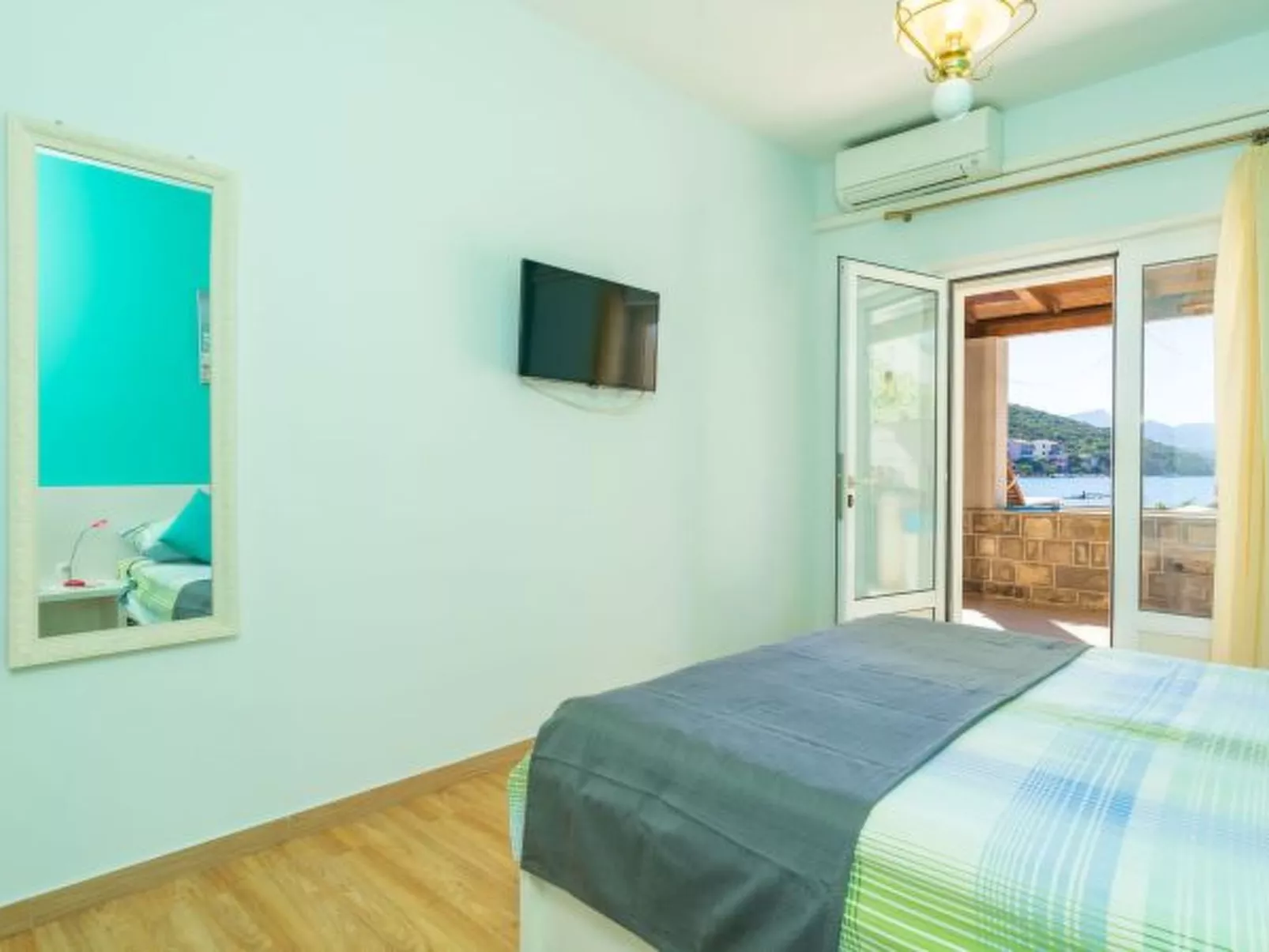 Beachfront Apartment house Hon with pool - Binnen