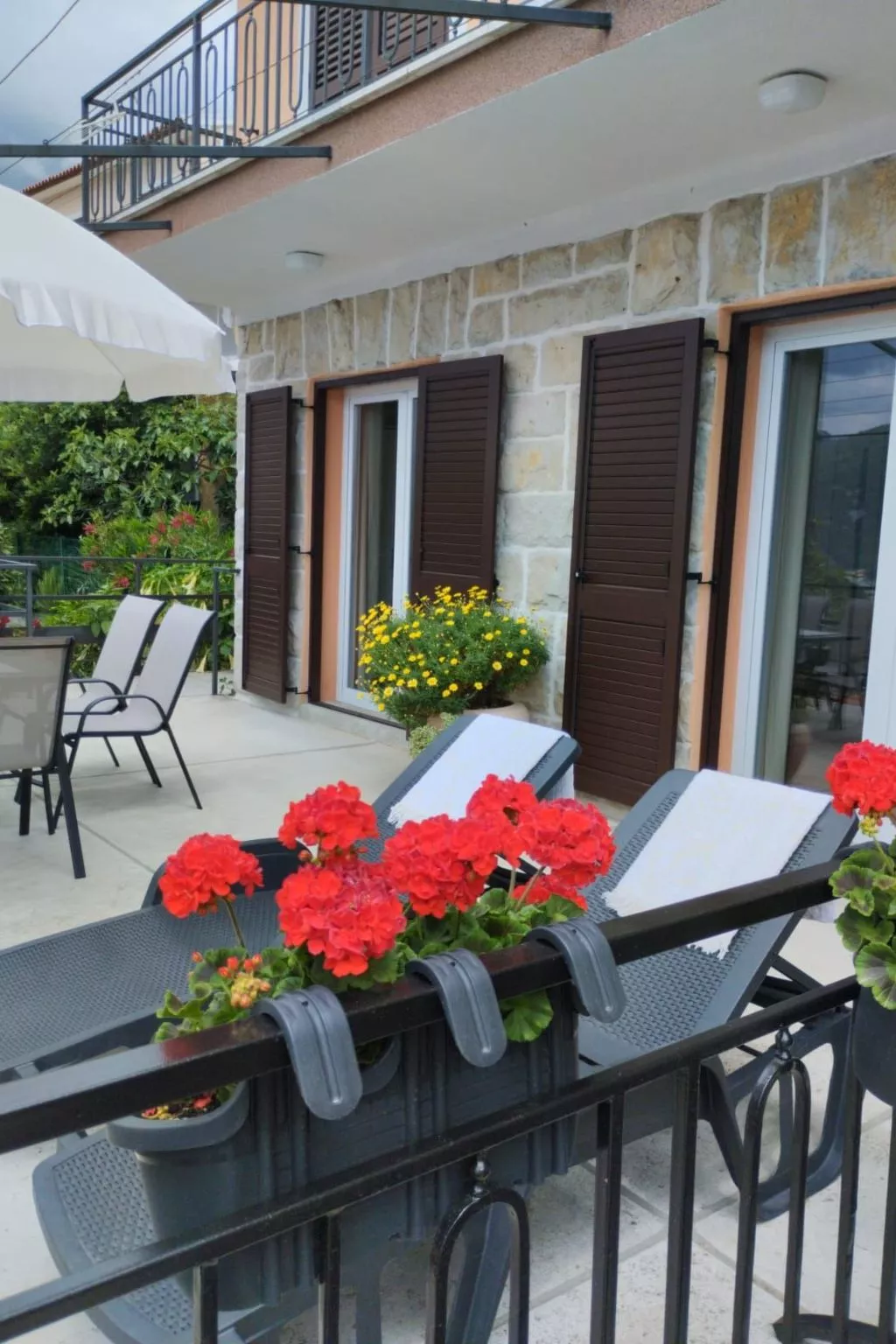 Appartement Bruna mit Terrasse und Meerblick - Buiten