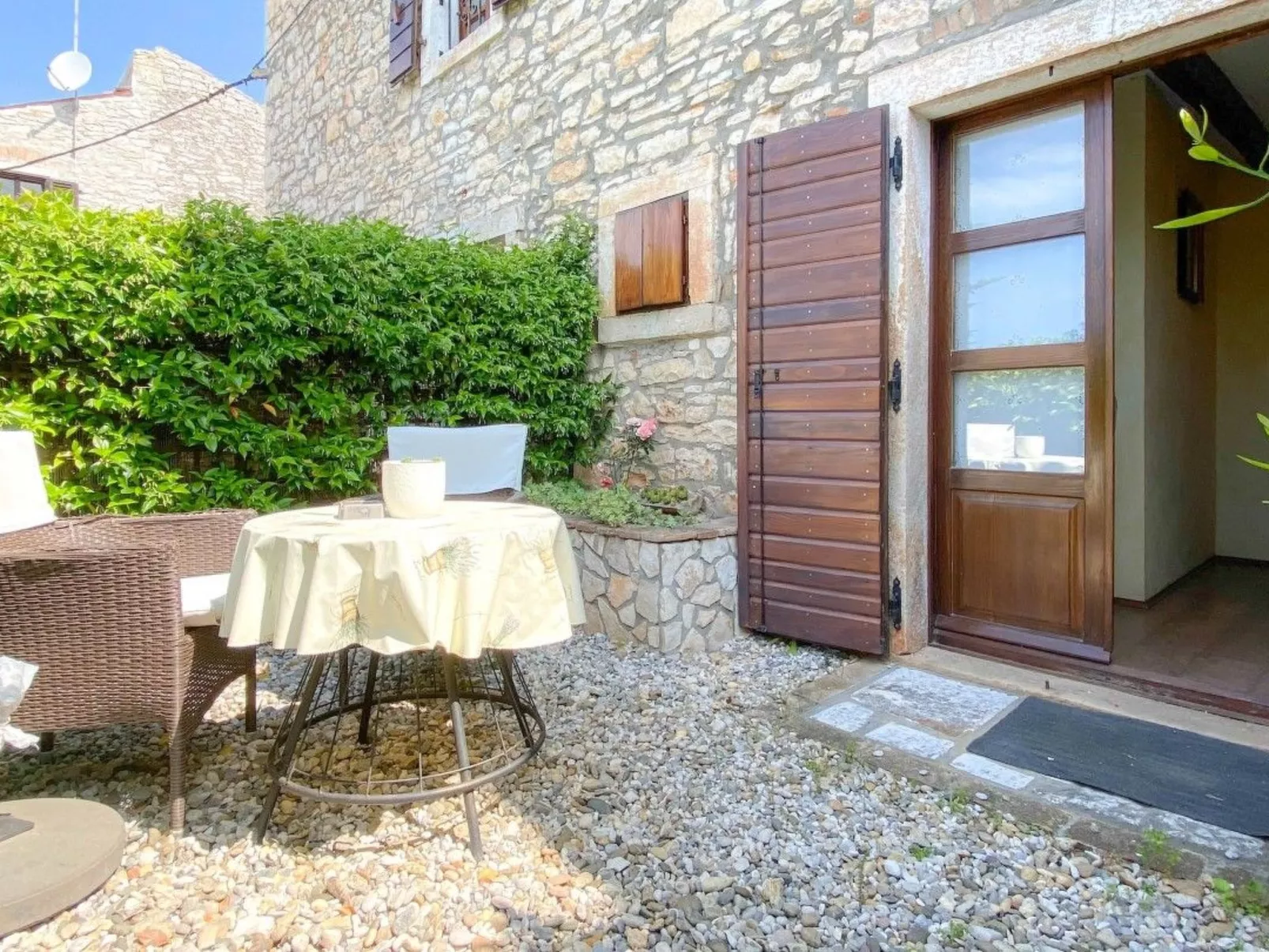 Für 2 Personen ca. 30 m&sup2; in Novigrad, Adriaküste Kroatien (Westküste von I - Buiten