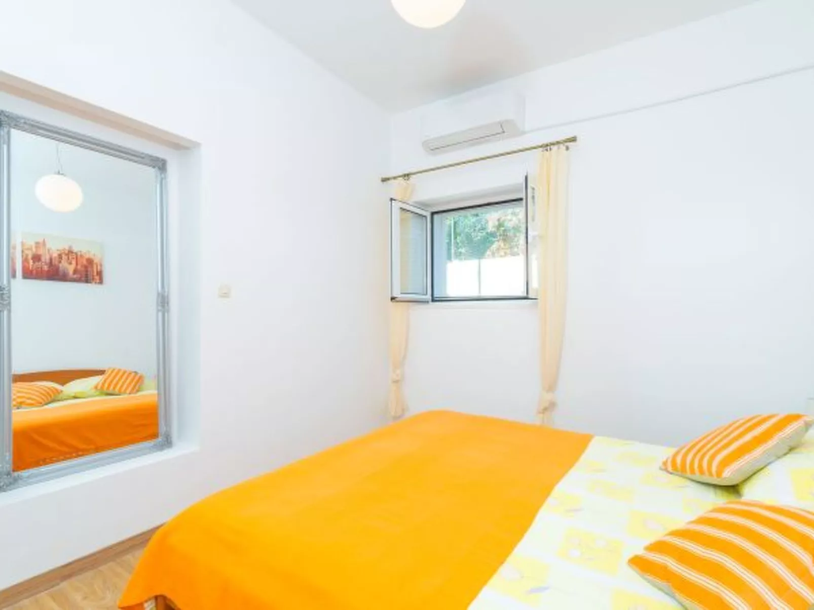 Beachfront Apartment house Hon with pool - Binnen