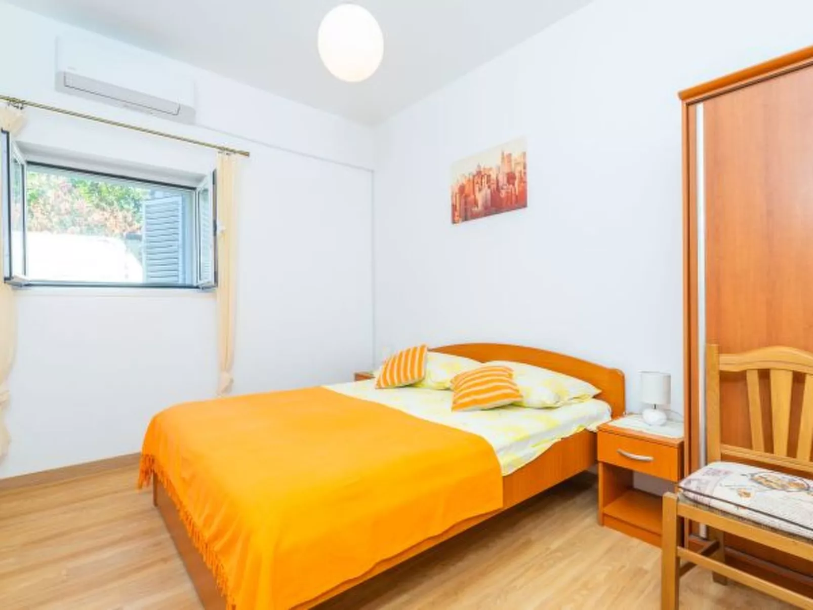 Beachfront Apartment house Hon with pool - Binnen