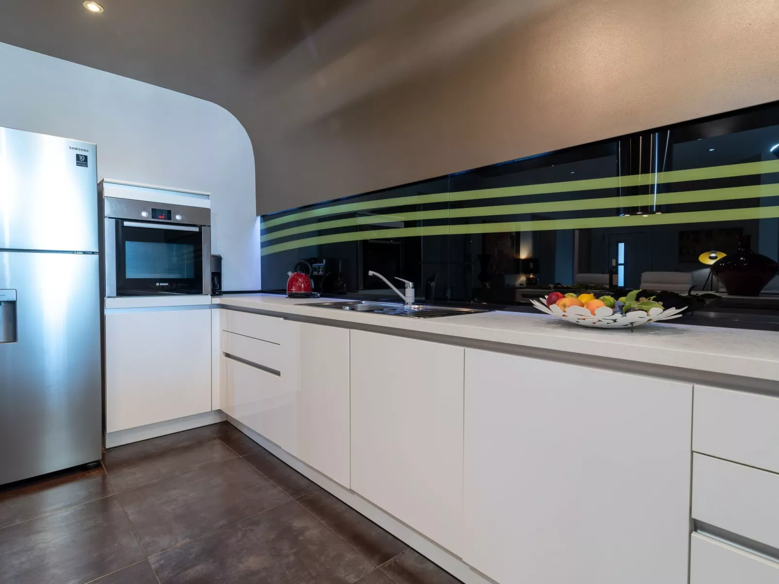 Modernes Apartment mit Gartennutzung, einer groß - Image-tags.info