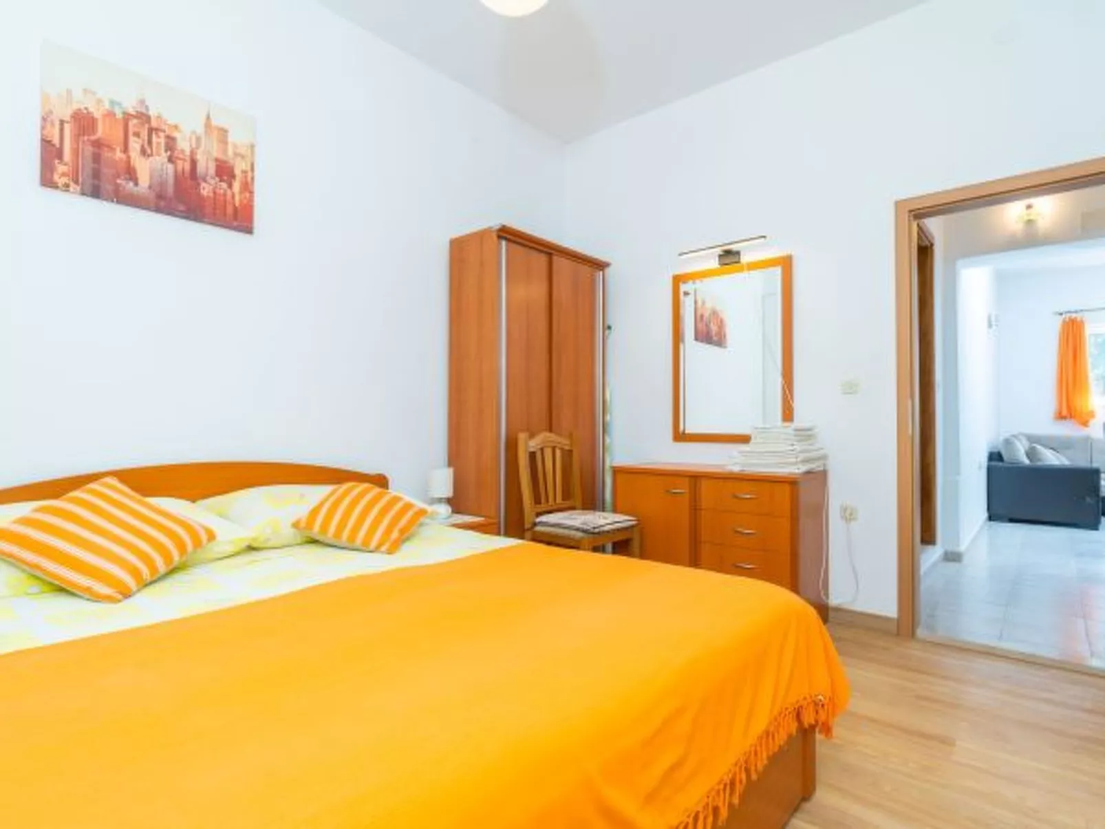 Beachfront Apartment house Hon with pool - Binnen