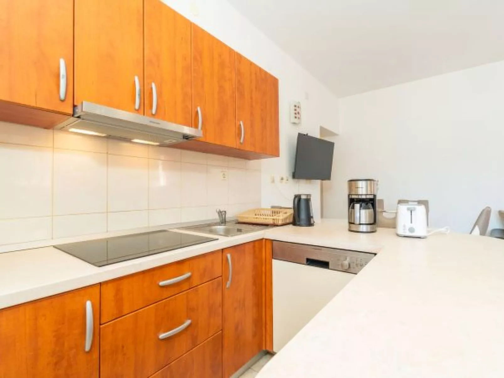 Beachfront Apartment house Hon with pool - Binnen