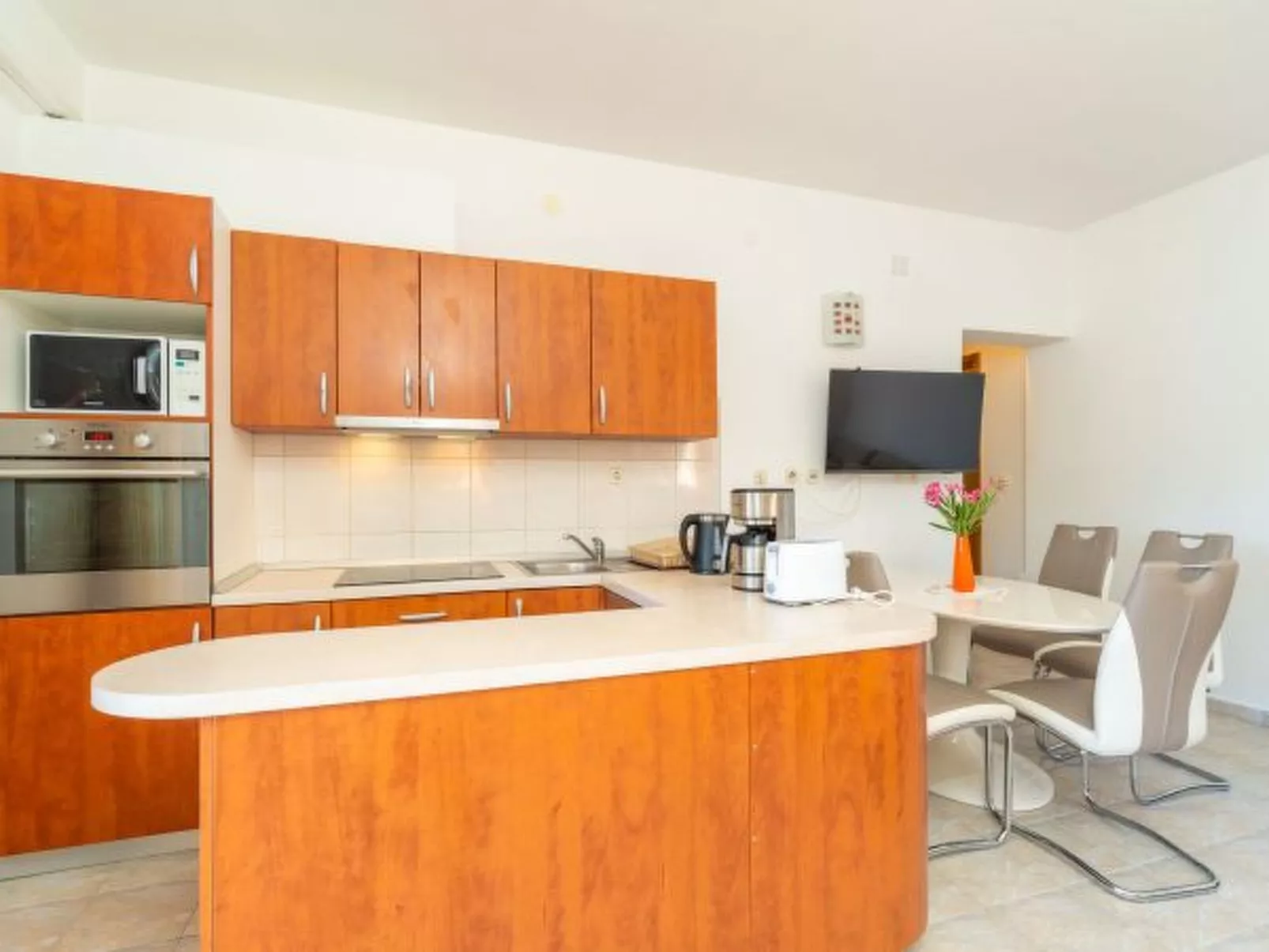 Beachfront Apartment house Hon with pool - Binnen