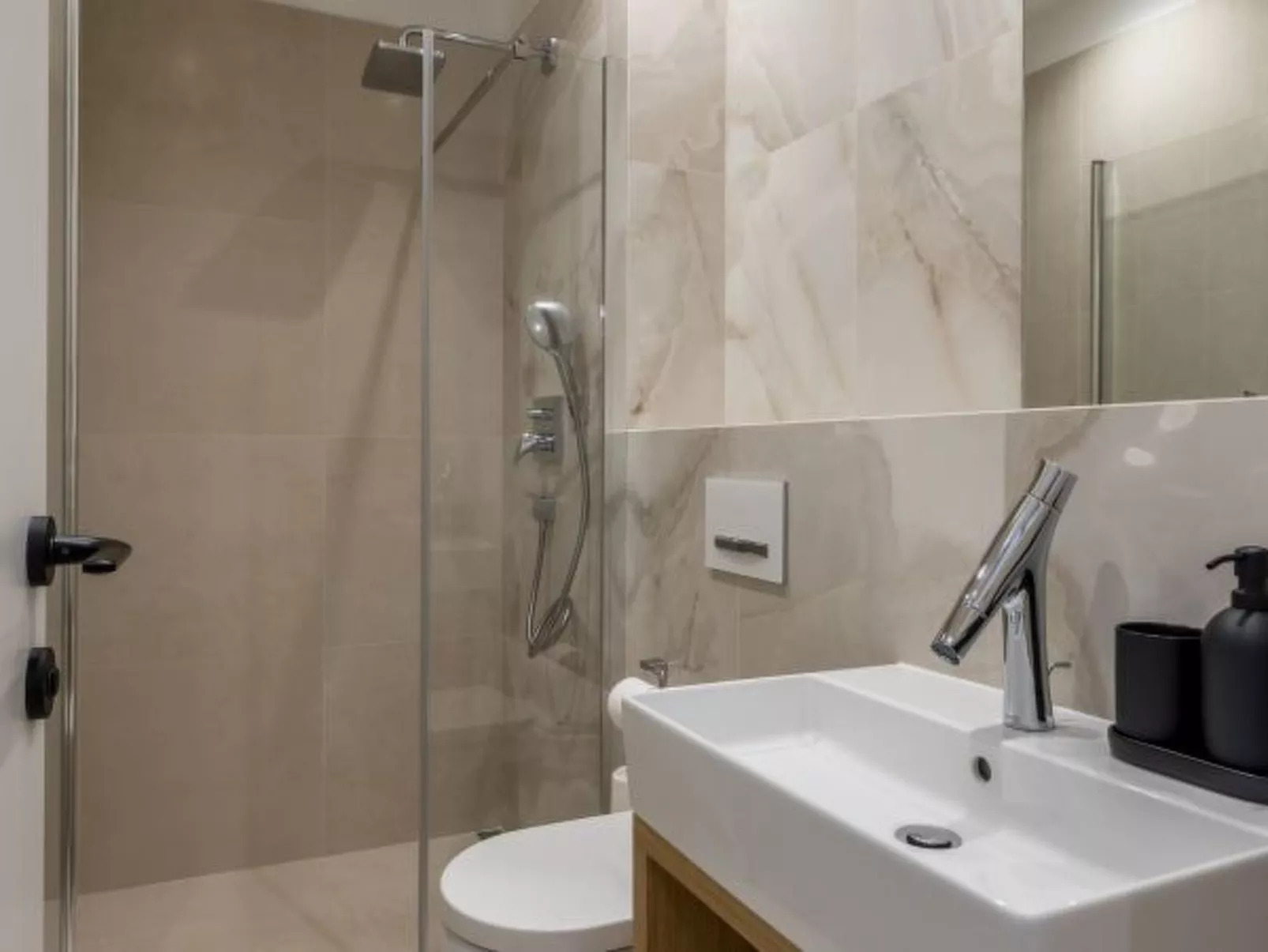 Beachfront villa Luce with seaview and pool - Binnen