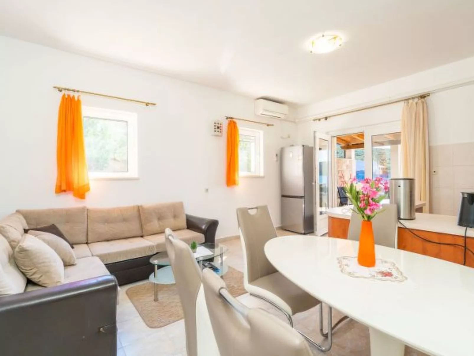 Beachfront Apartment house Hon with pool - Binnen