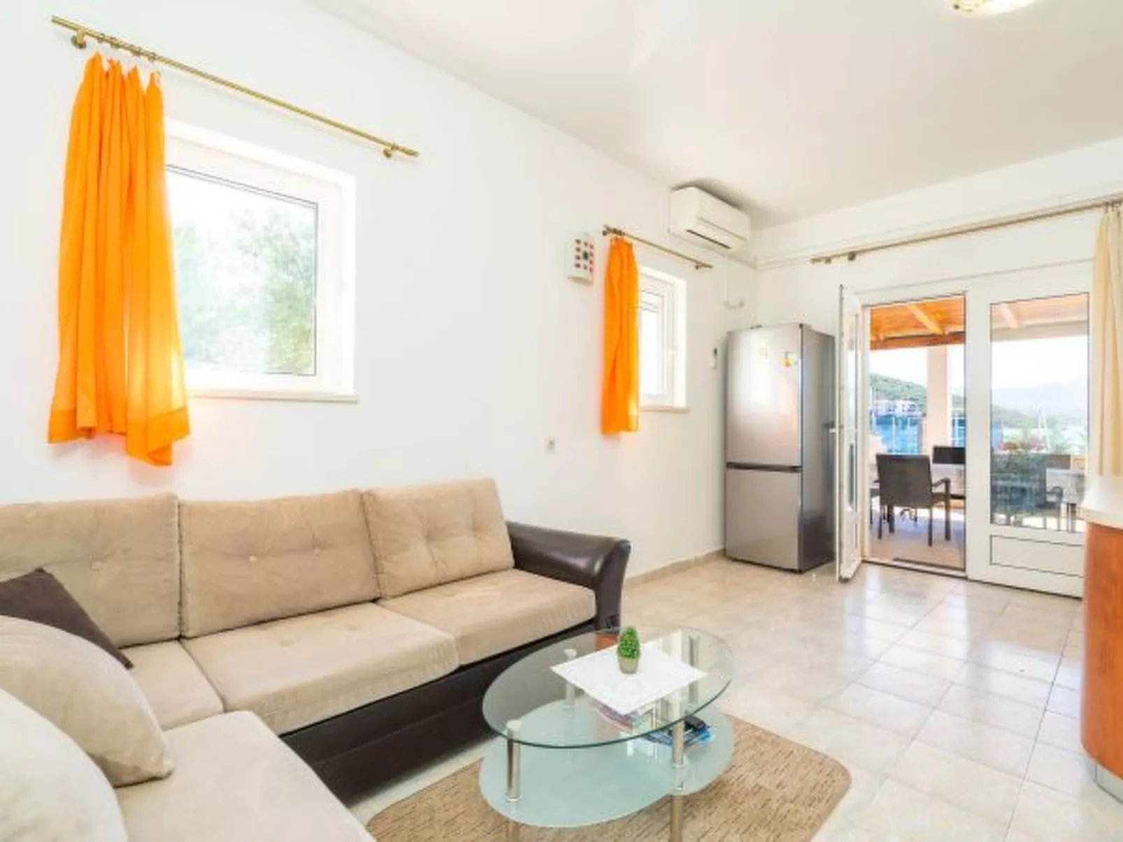 Beachfront Apartment house Hon with pool - Binnen