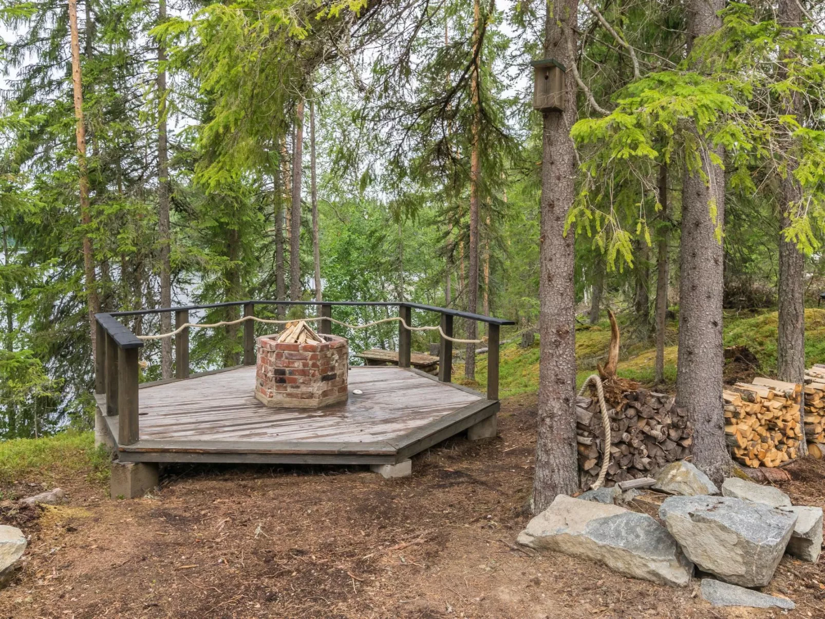 Apilan rauha - Binnen