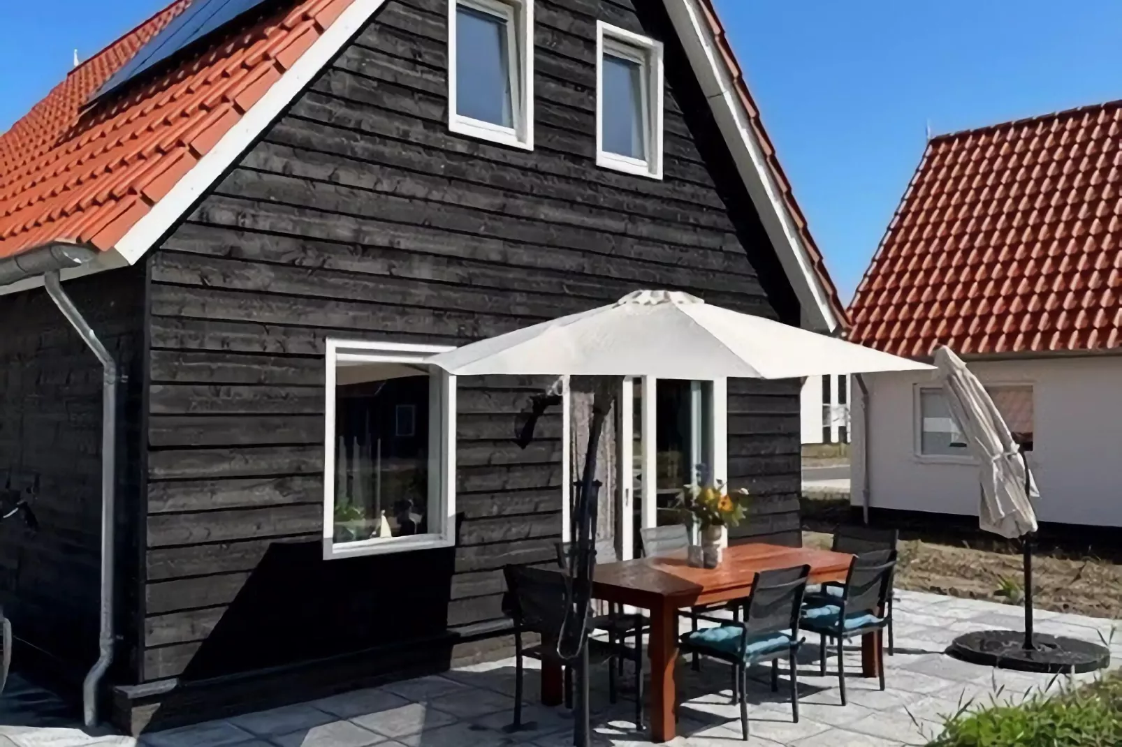 De Parelduiker Huis Nr 19-Buitenkant zomer