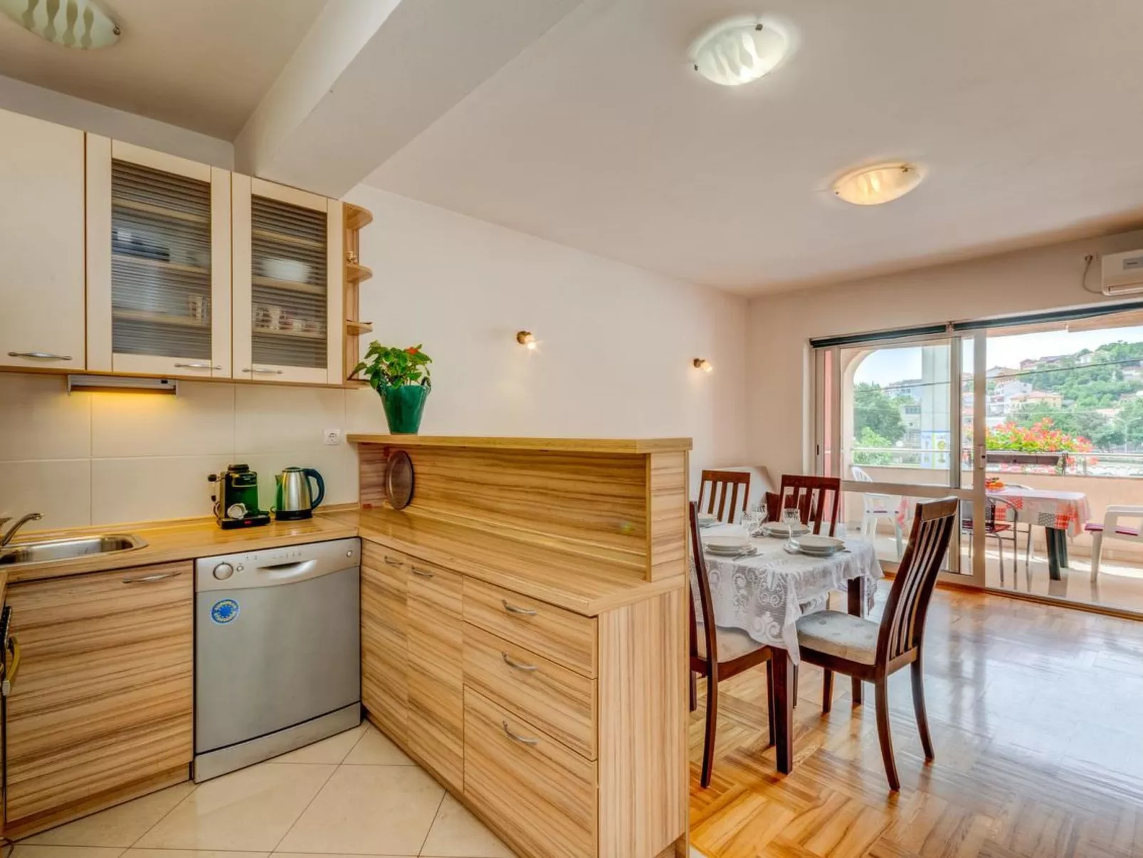 LAURA 1 / HR-05492-01