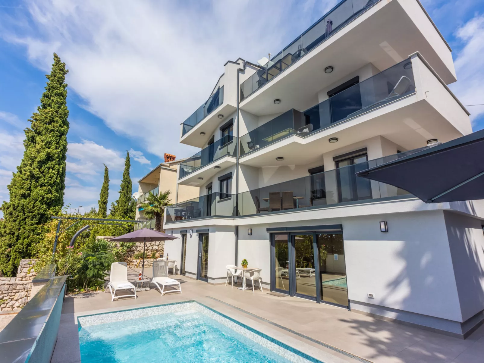 Holiday Oasis 2 - Emilia / HR-10679-02