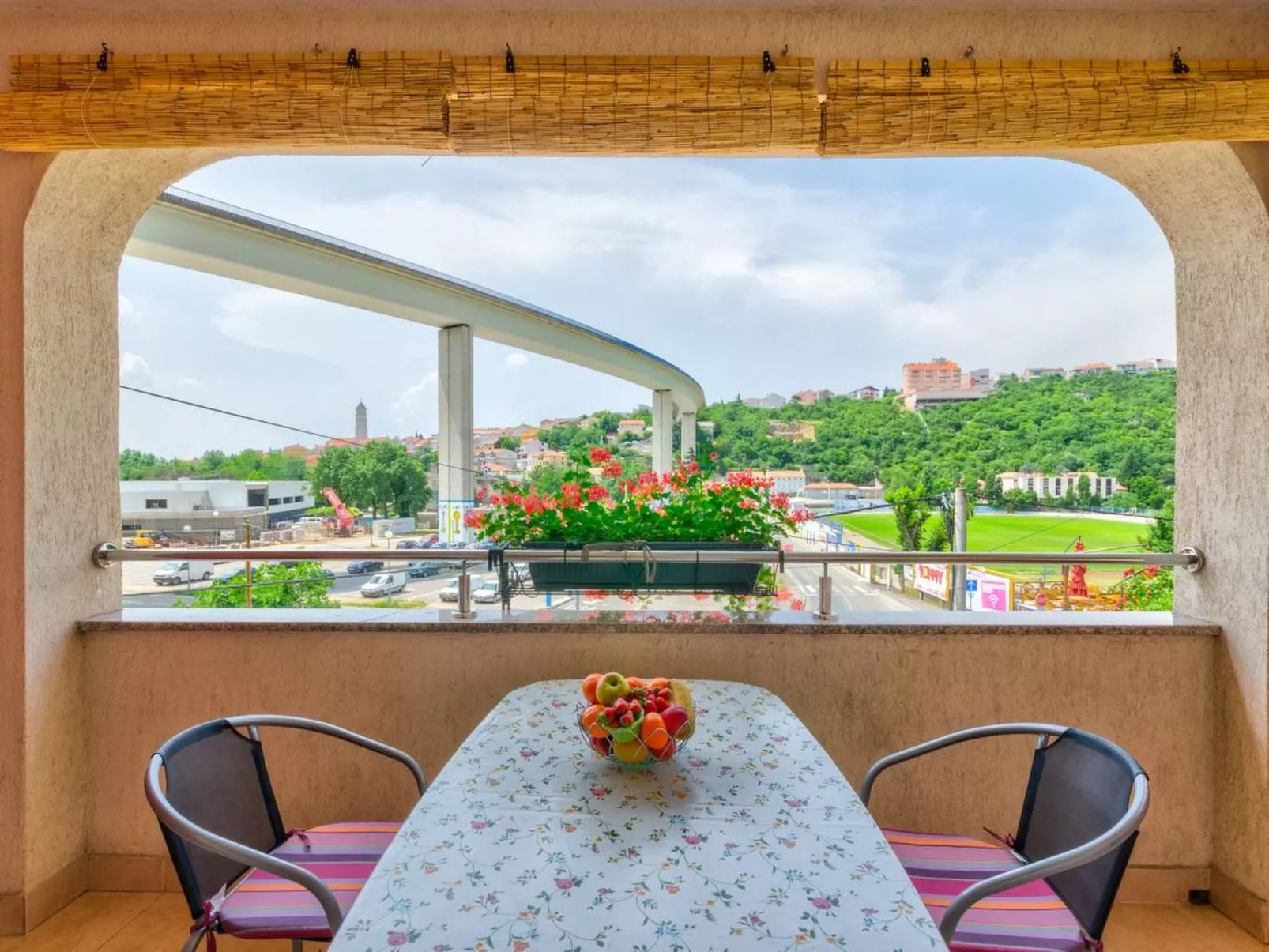 LAURA 4 / HR-05492-04