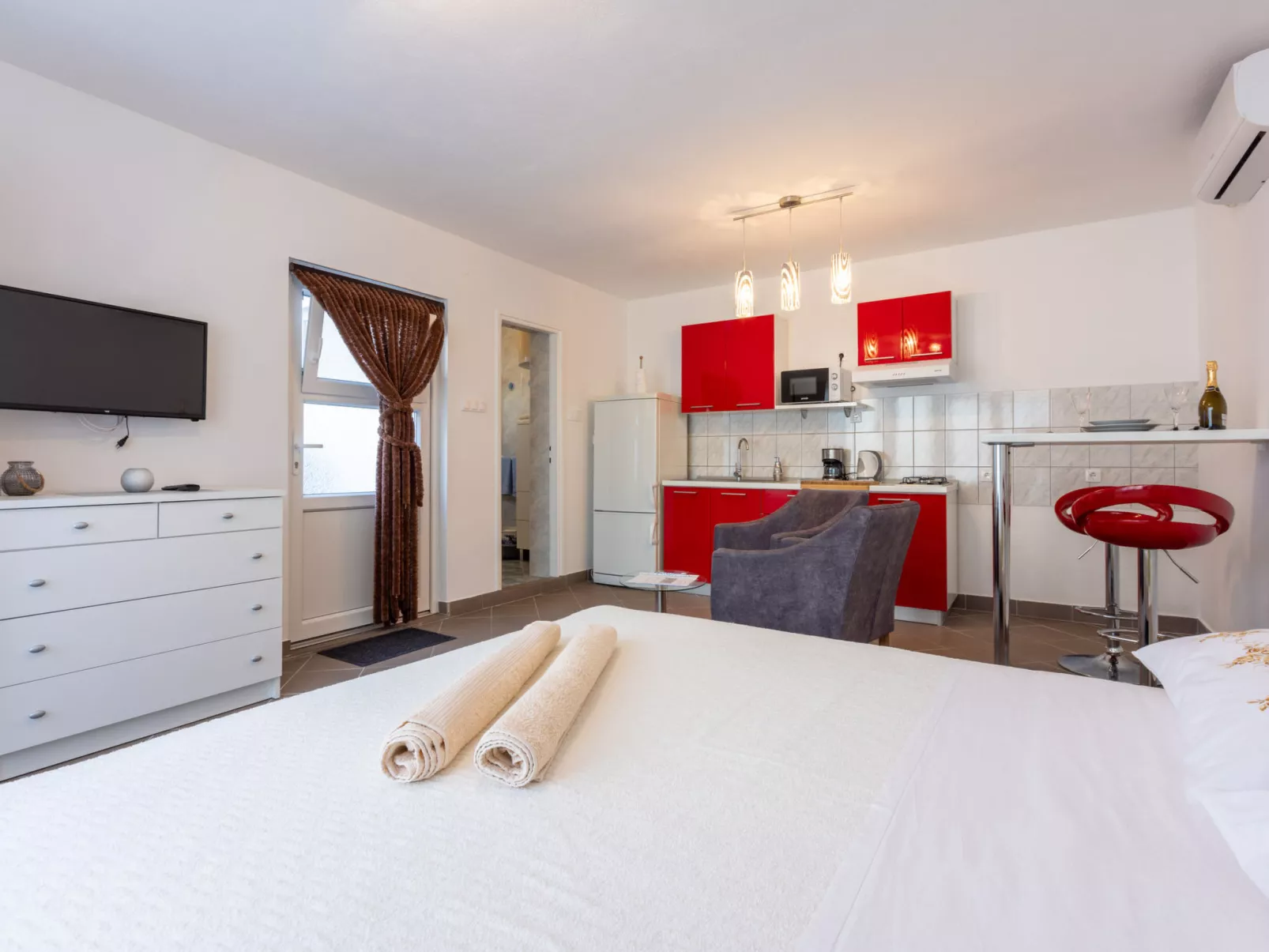 TOMIC A MAZURANICA studio / HR-09435-03