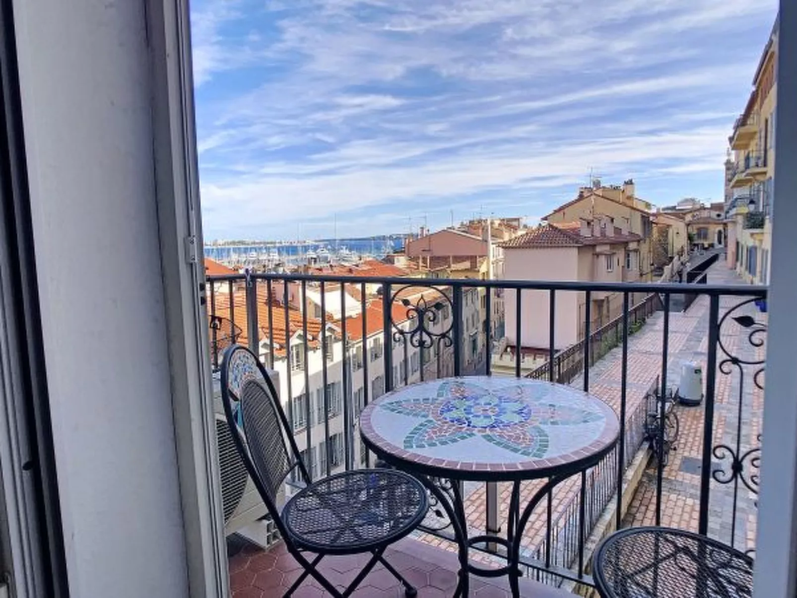1 bedroom, 6 min from the Palais, great view. 220