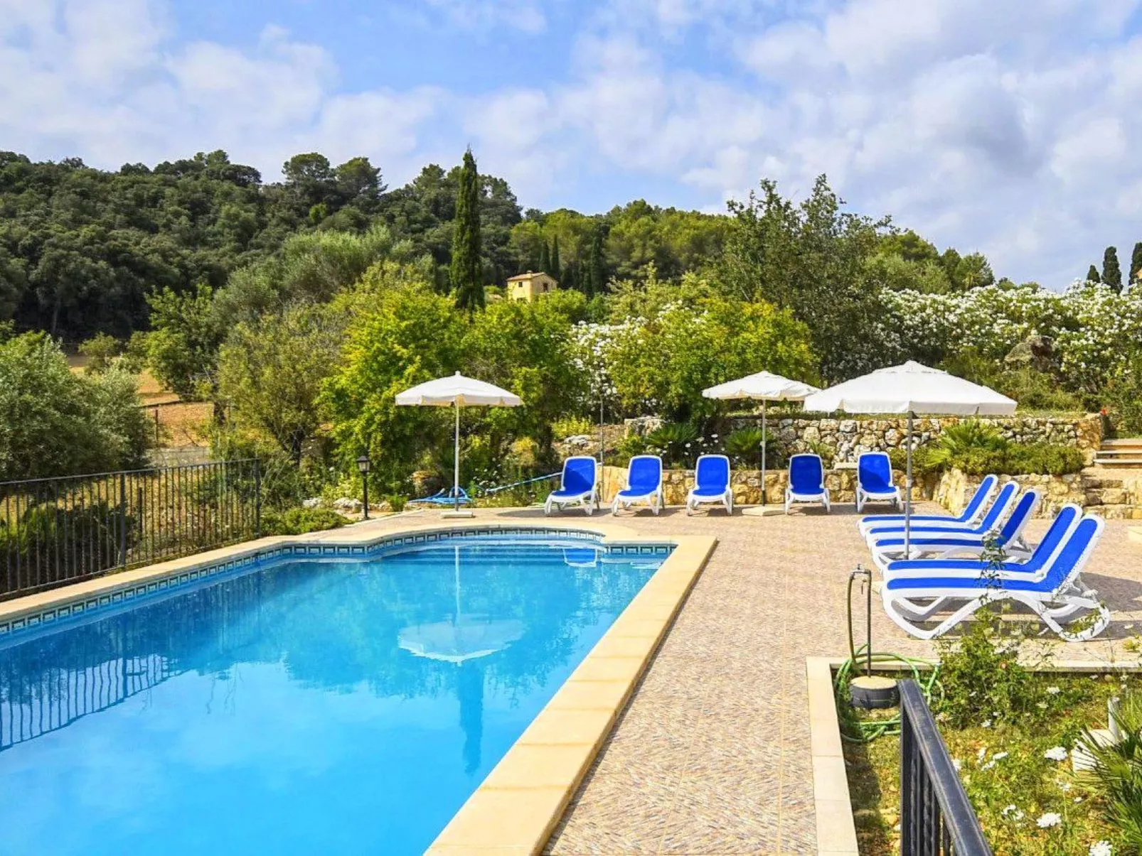 Schönes Landhaus mit Panoramablick auf die Berge