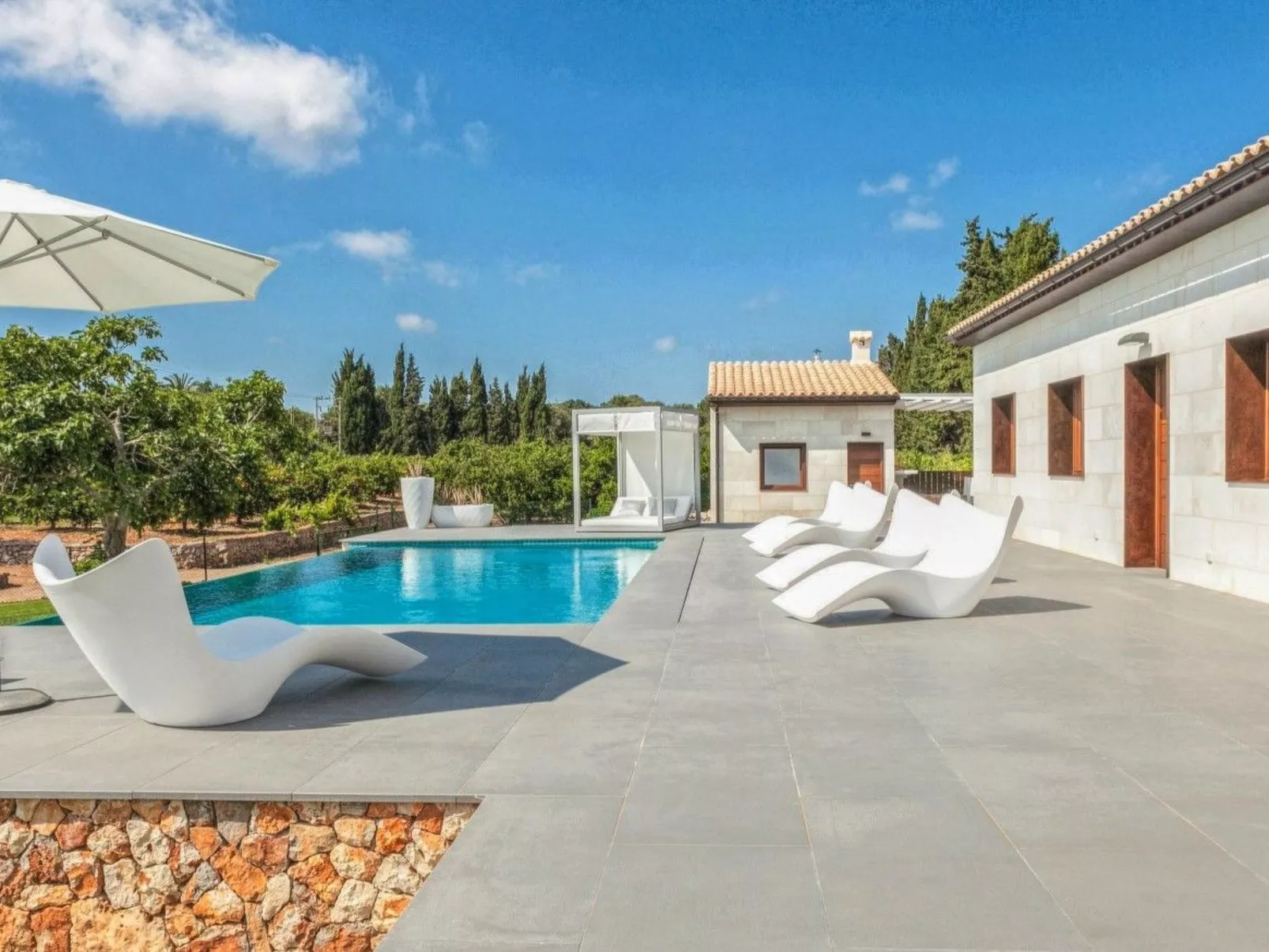 Schönes Landhaus vor kurzem am Rande des Dorfes von Muro gebaut.