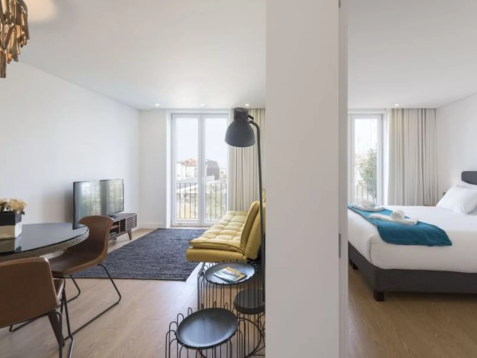 DOWNTOWN BRIGHT & BALCONY APARTMENT by VACATIONY