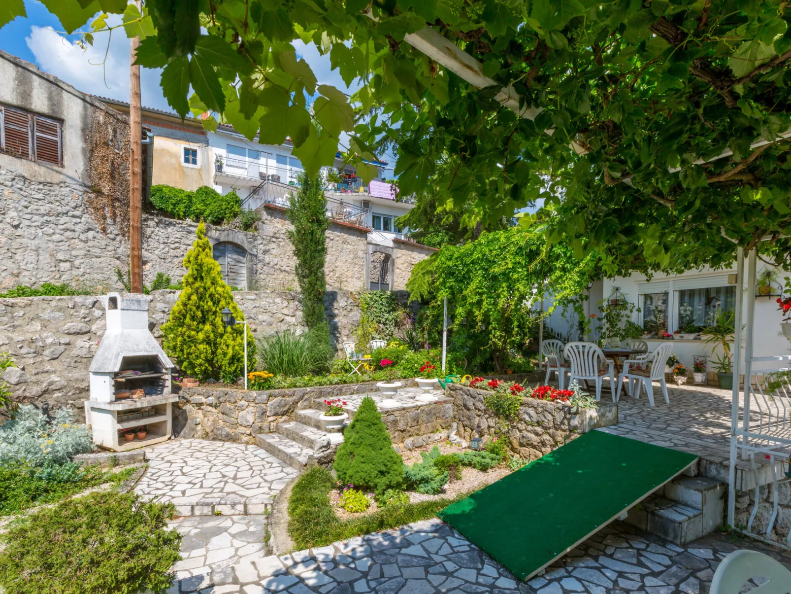 ELLA 2 / HR-02352-02