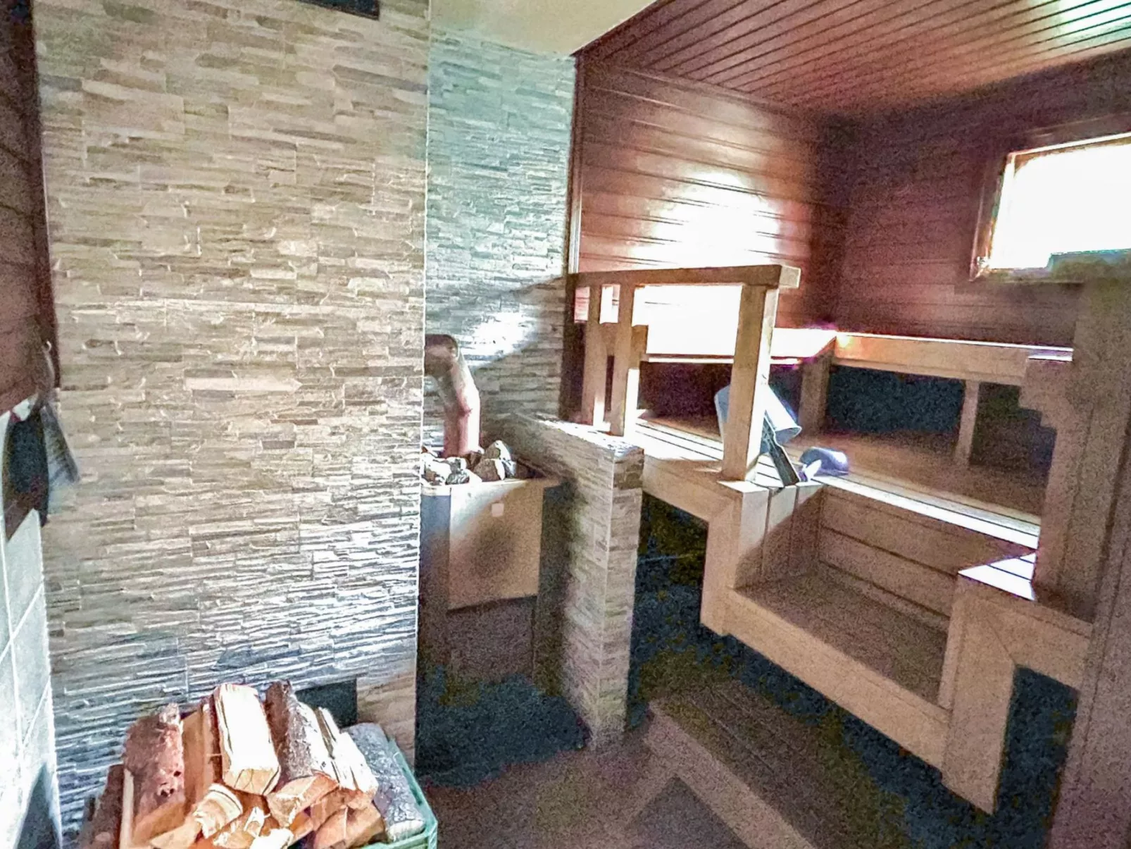 Majavanpesä - Binnen