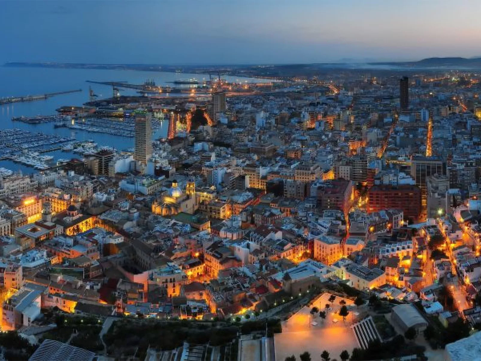 APART. GRANDE Y LUMINOSO EN EL CENTRO DE ALICANTE