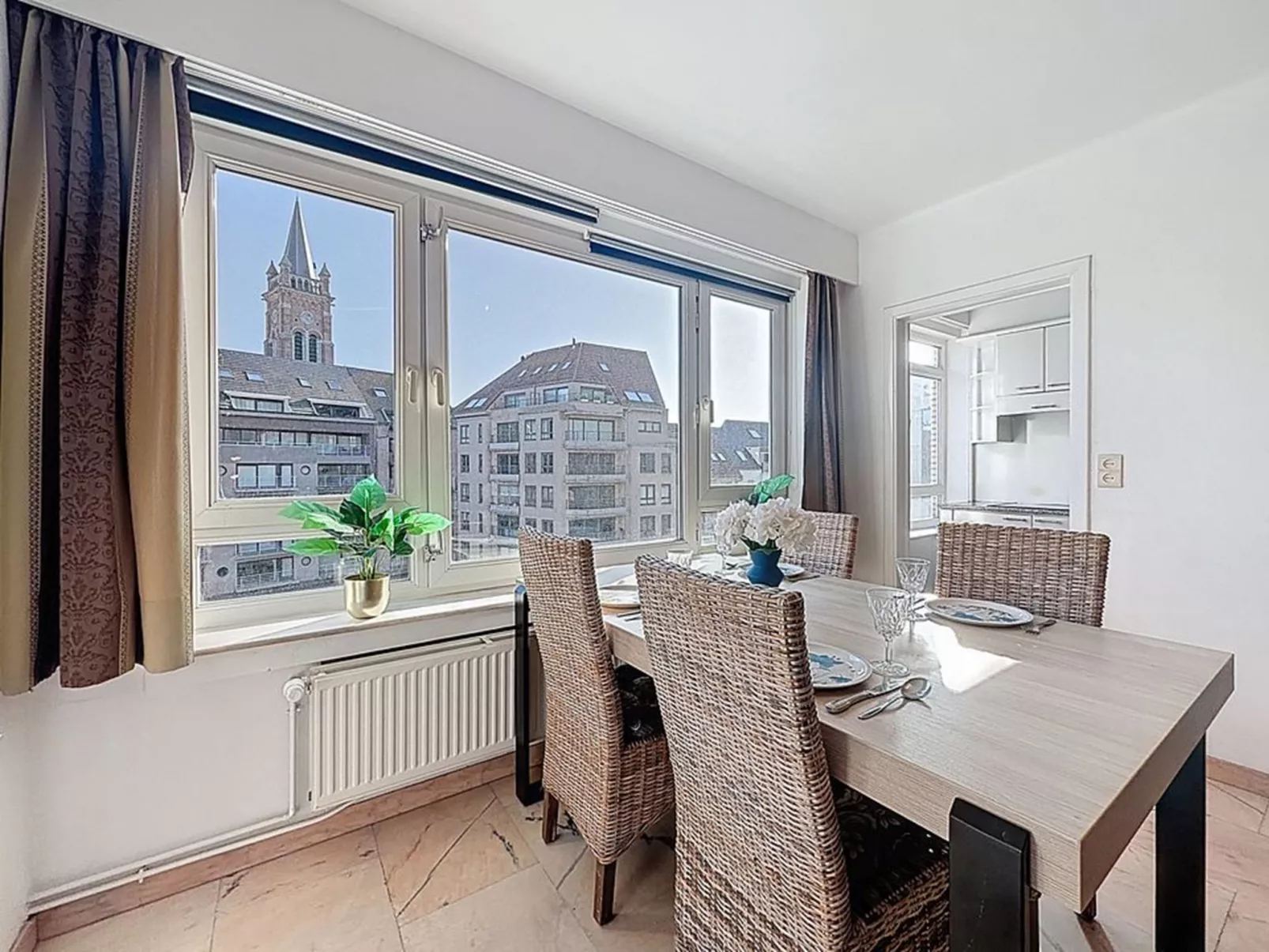 Centrally located "Scarphout 3G"