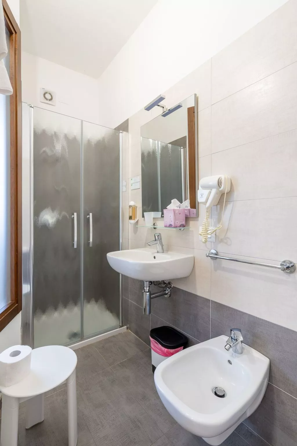 Zimmer mit Bad in einer Einrichtung mit Wellness-Center