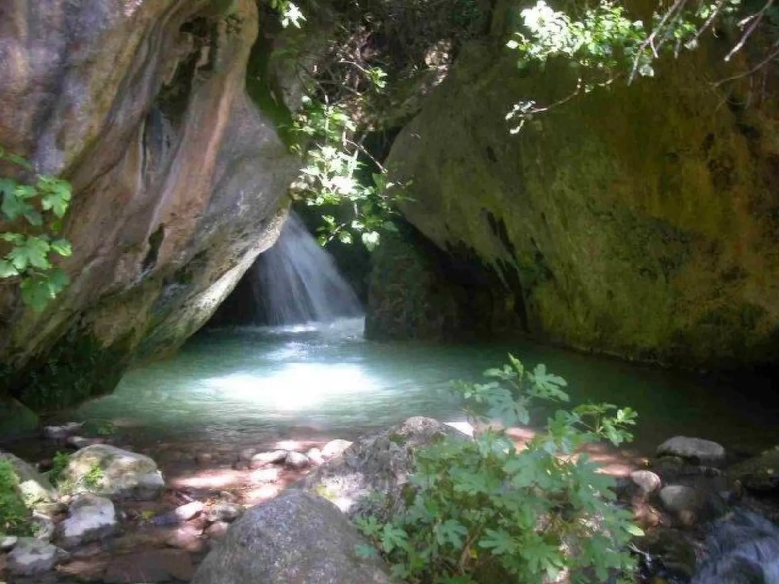 Mit Terrasse in der Nähe eines Wasserfalls
