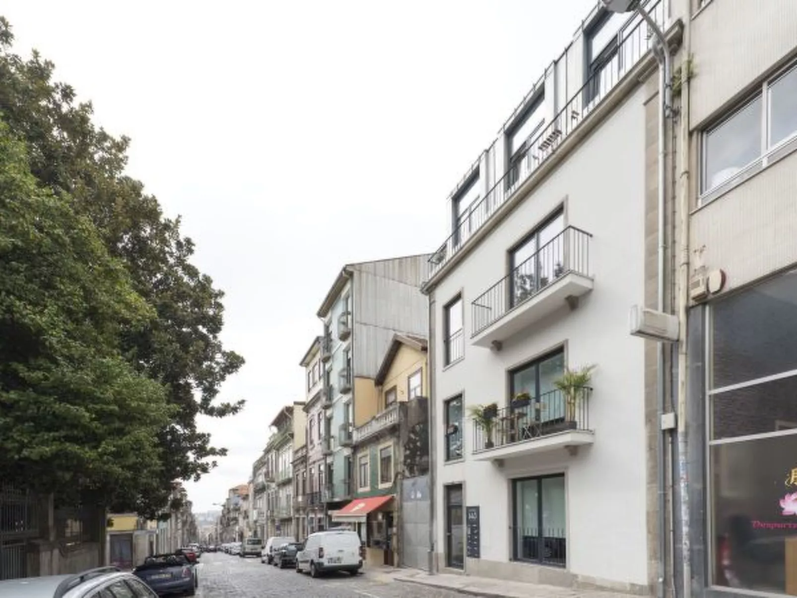 DOWNTOWN BRIGHT & BALCONY APARTMENT by VACATIONY