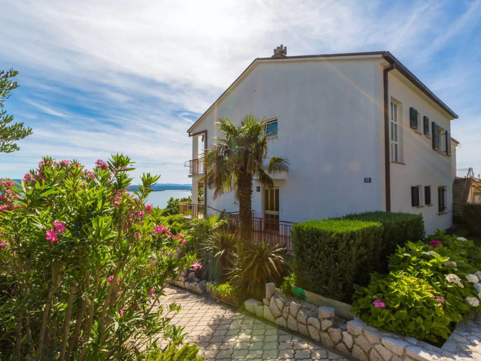 NELLA 2 / HR-01829-02