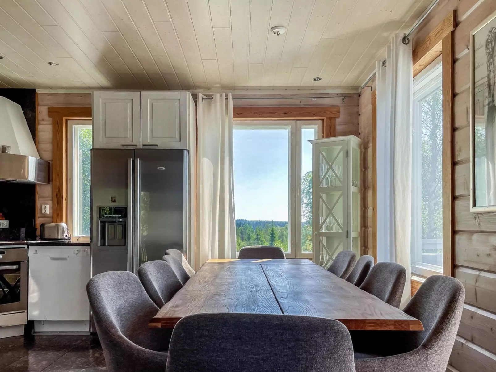 Saaruan aurinko - Binnen