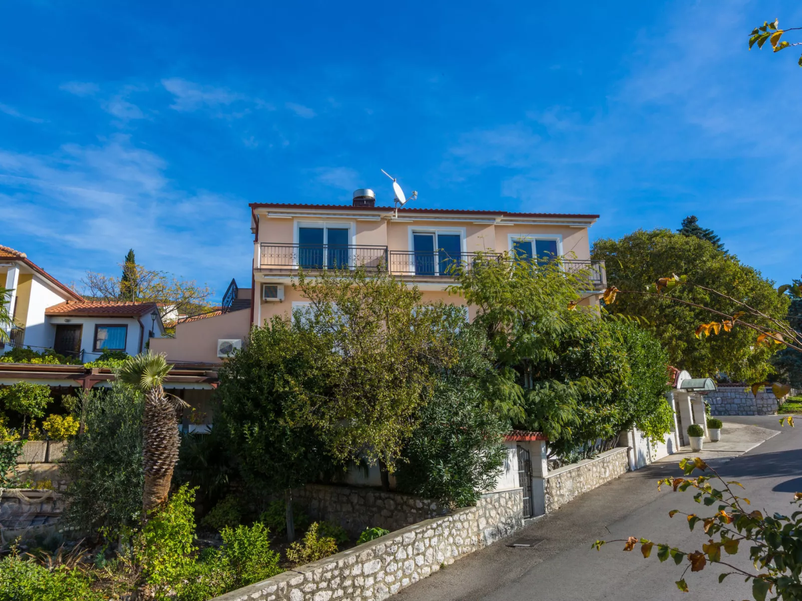 Domino Restaurant 6 / HR-09502-06