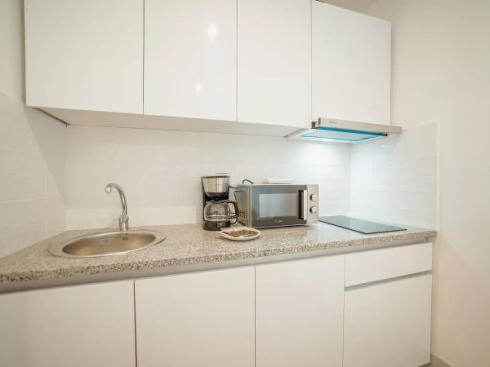 DOWNTOWN SUITE E by VACATIONY