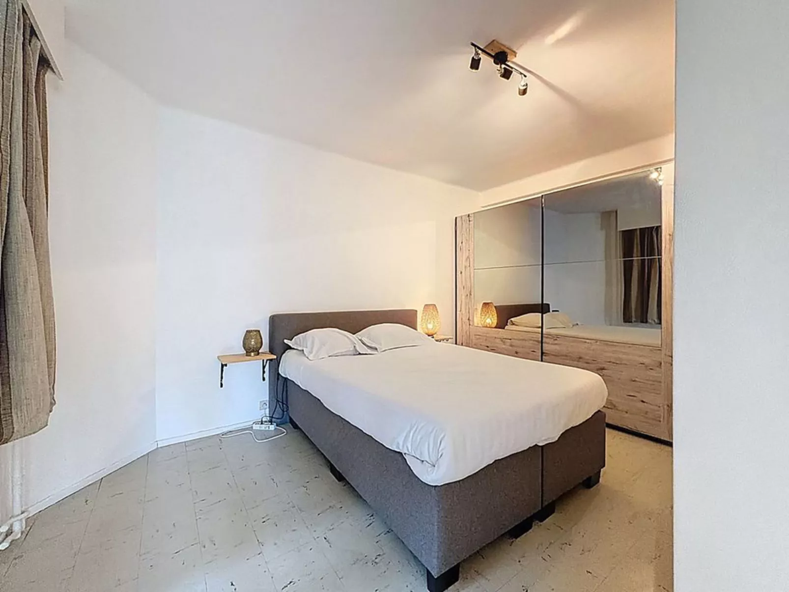 Centrally located "Scarphout 3G"