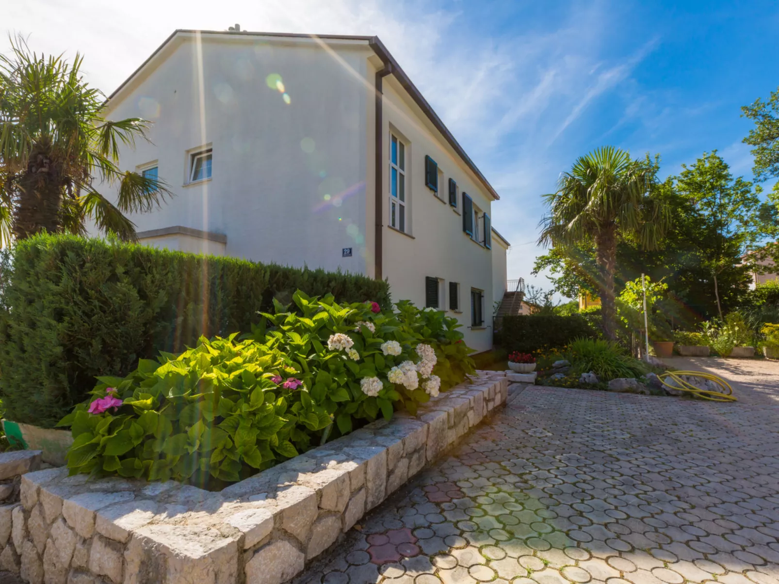 NELLA 2 / HR-01829-02