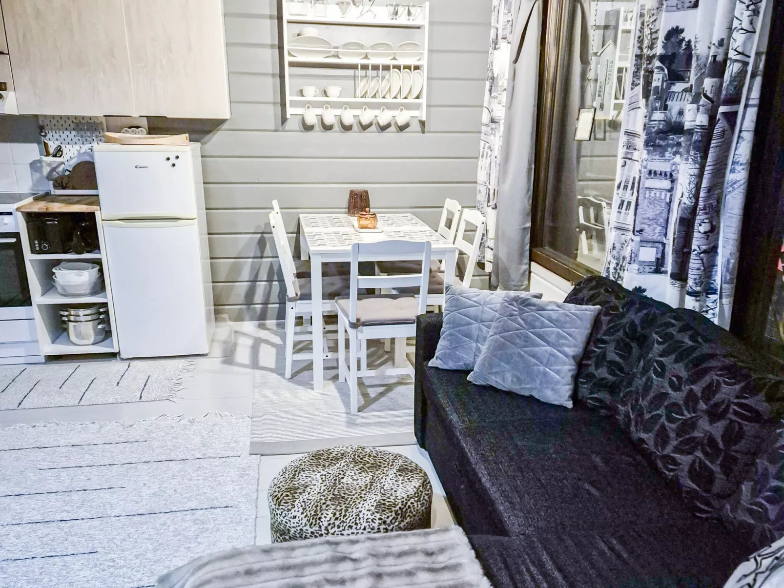 Mustalampi 5 satakieli - Binnen