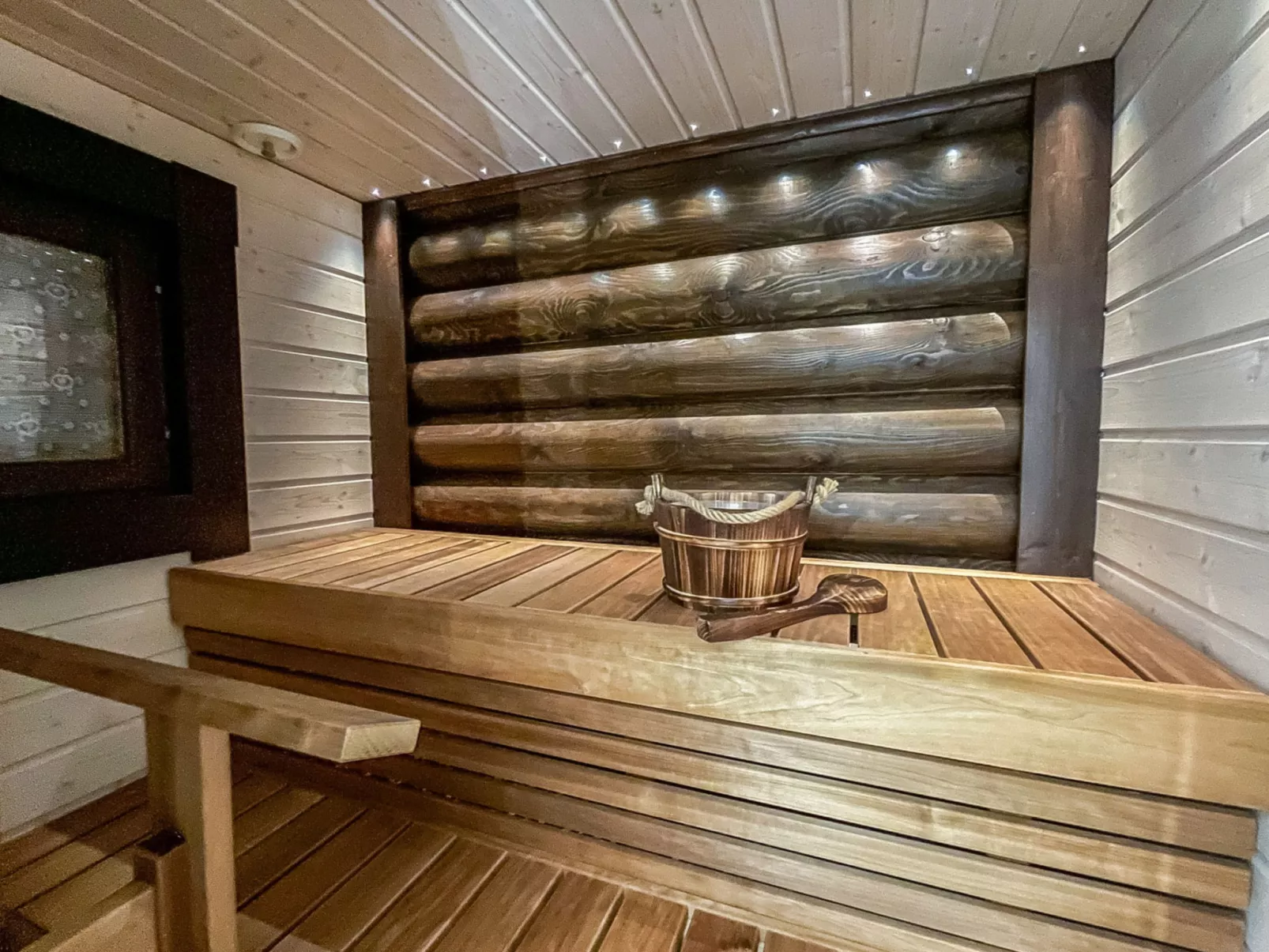 Linnanhelmi (ent. metsäpeura) - Binnen