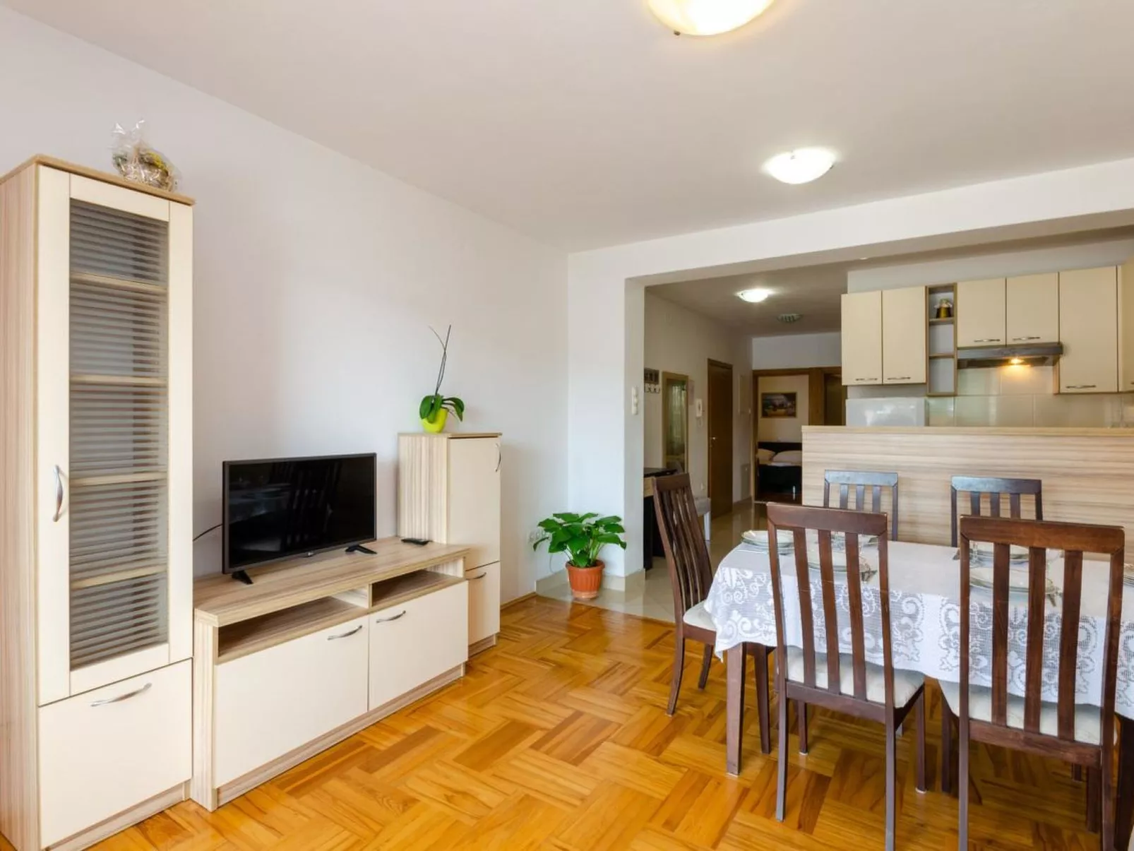 LAURA 1 / HR-05492-01