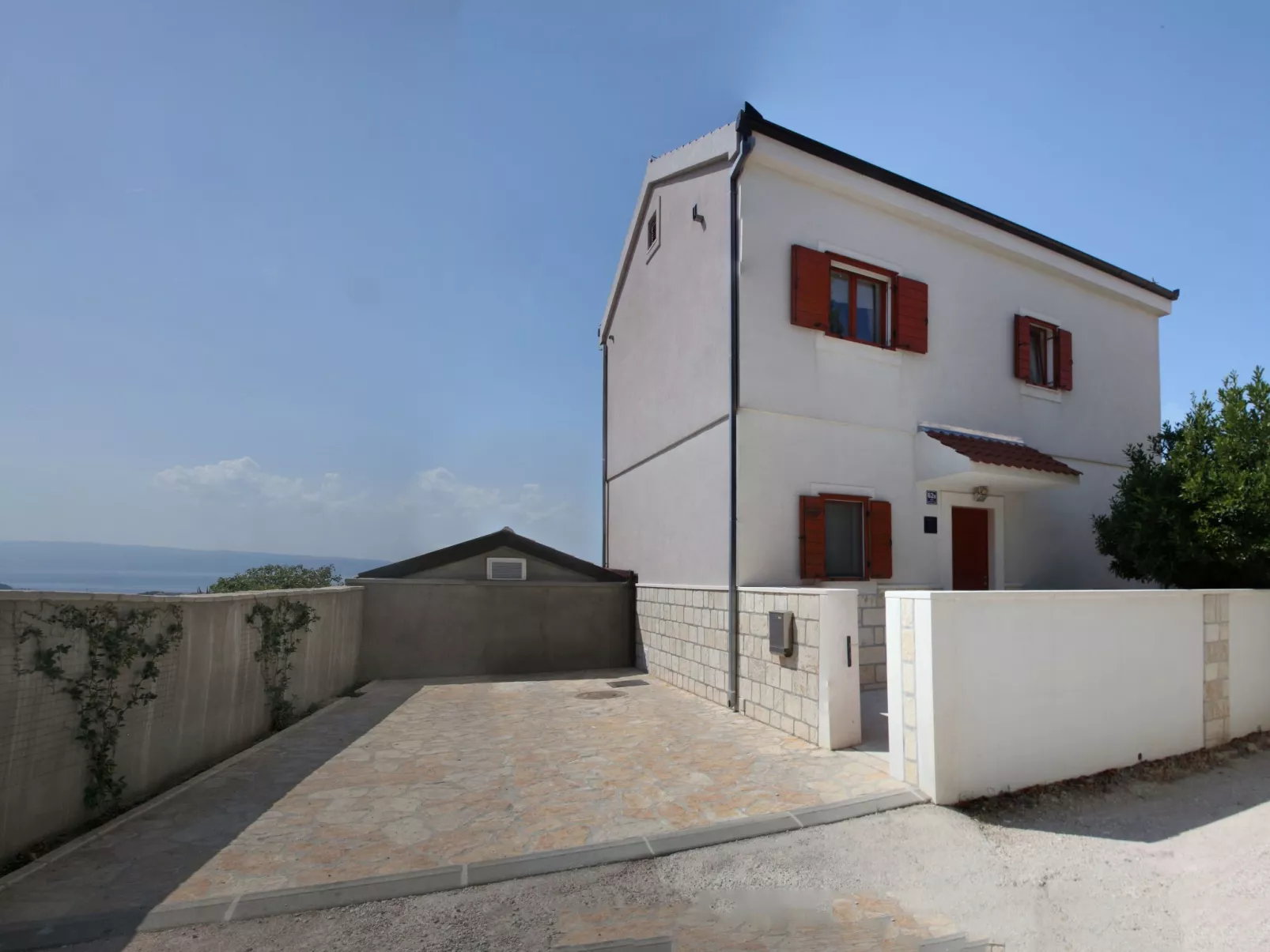 Haus in Mravince mit Whirlpool und Garten