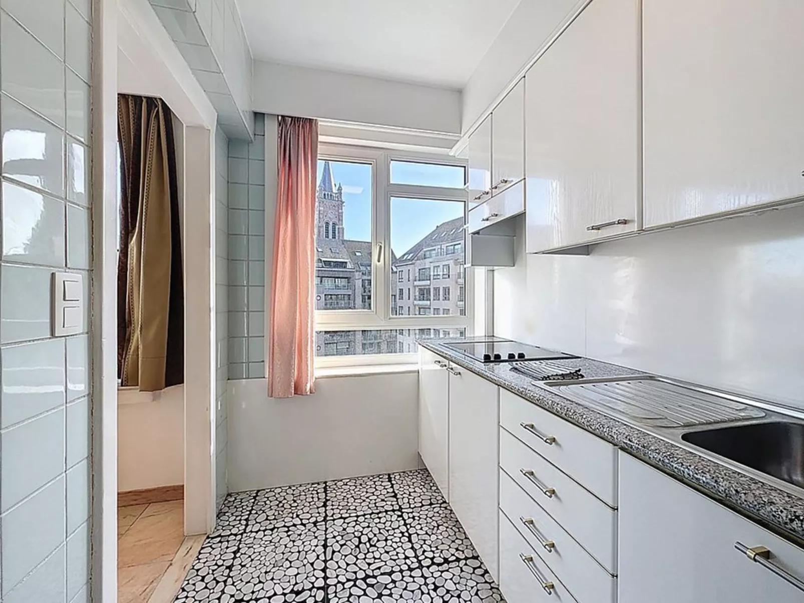 Centrally located "Scarphout 3G"