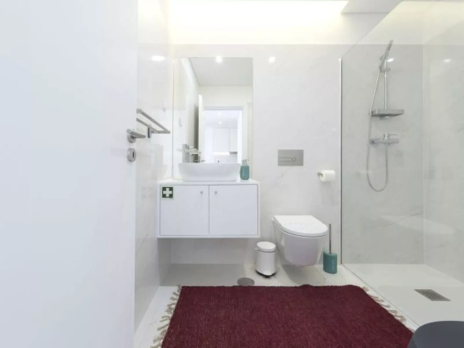 DOWNTOWN BRIGHT & BALCONY APARTMENT by VACATIONY