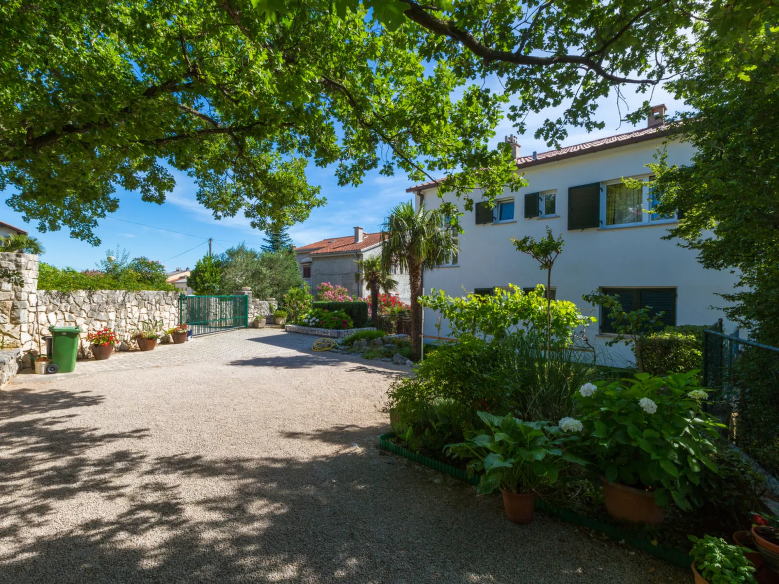 NELLA 2 / HR-01829-02