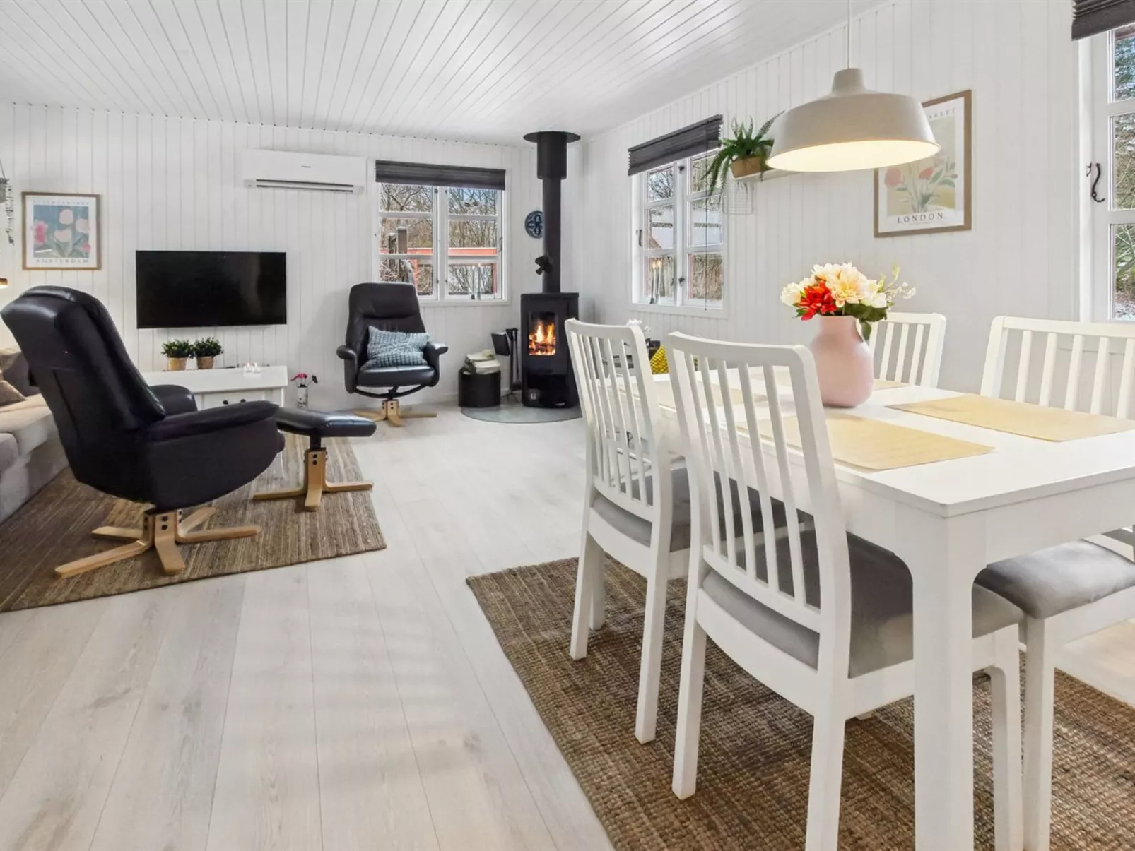 "Hubertina" - 30km from the sea - Binnen